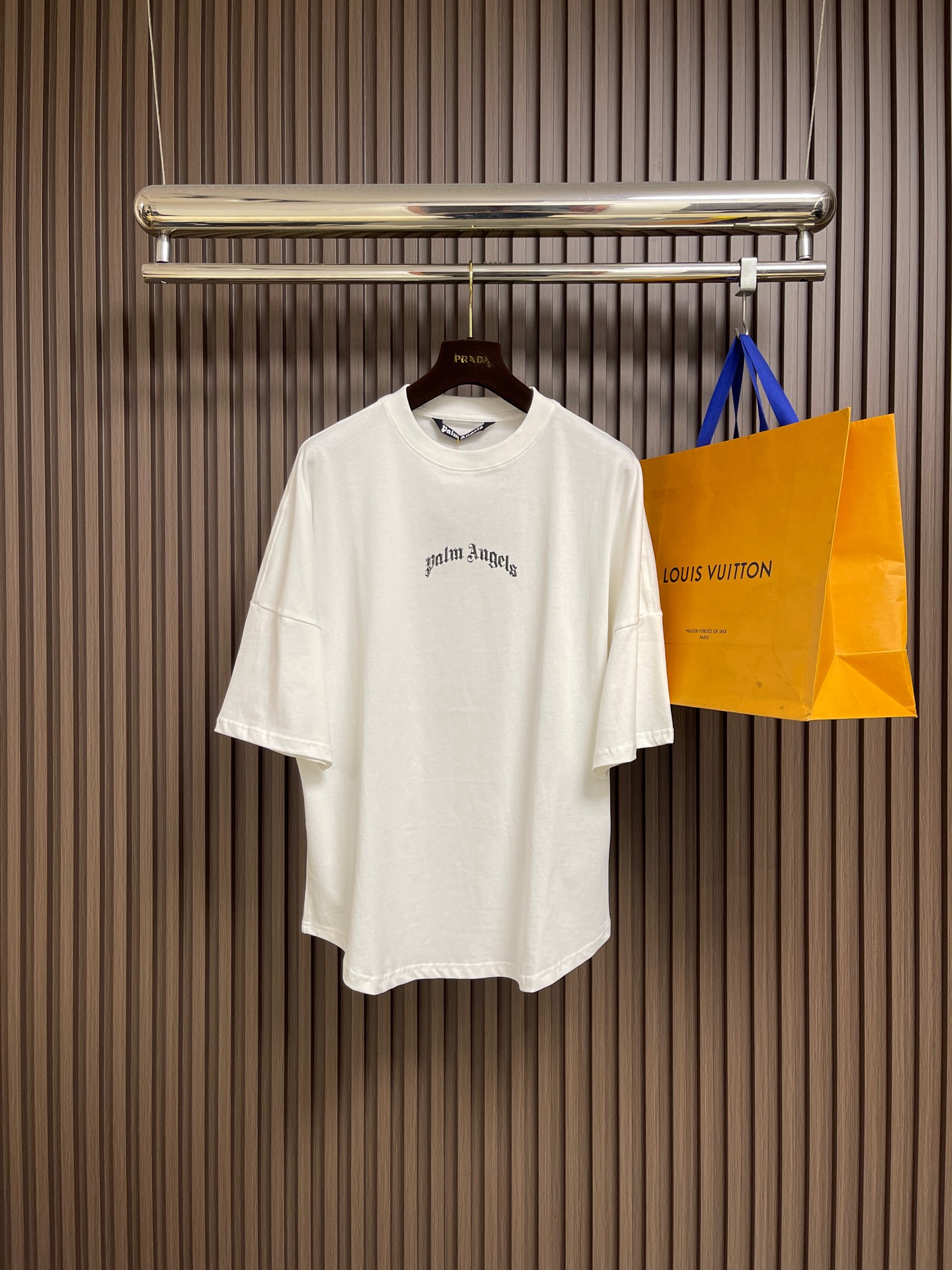 NO:598790,palm angels  Large profile short-sleeved T-shirt with letter logo, Palm Angel, which is highly praised by fashionistas, is a high-end luxury brand with street pedigree, minimalist design but stylized, overall very American high street casual and Hawaiian resort style. The pattern follows the consistent large profile, large dropped shoulders, which is wide and wide fashion, with its own lazy tone, non-sexism, and can be used by both men and women. Sizes S-XL, T-shirt, tees, t-shirt, alexander wang19860909palm angels 字母logo大廓形短袖T恤,时尚精们各种推崇的棕榈天使,一个有着街头血统的高奢潮牌,极简设计但风格化,整体很美式高街休闲又很夏威夷度假风版型上沿袭一贯的大廓形,大落肩,属于宽宽阔阔的时髦,自带慵懒调性,无性别主义,男女均能驾驭.尺码S-XL,,T-shirt,tees，t-shirt,alexander wang,Men's clothing