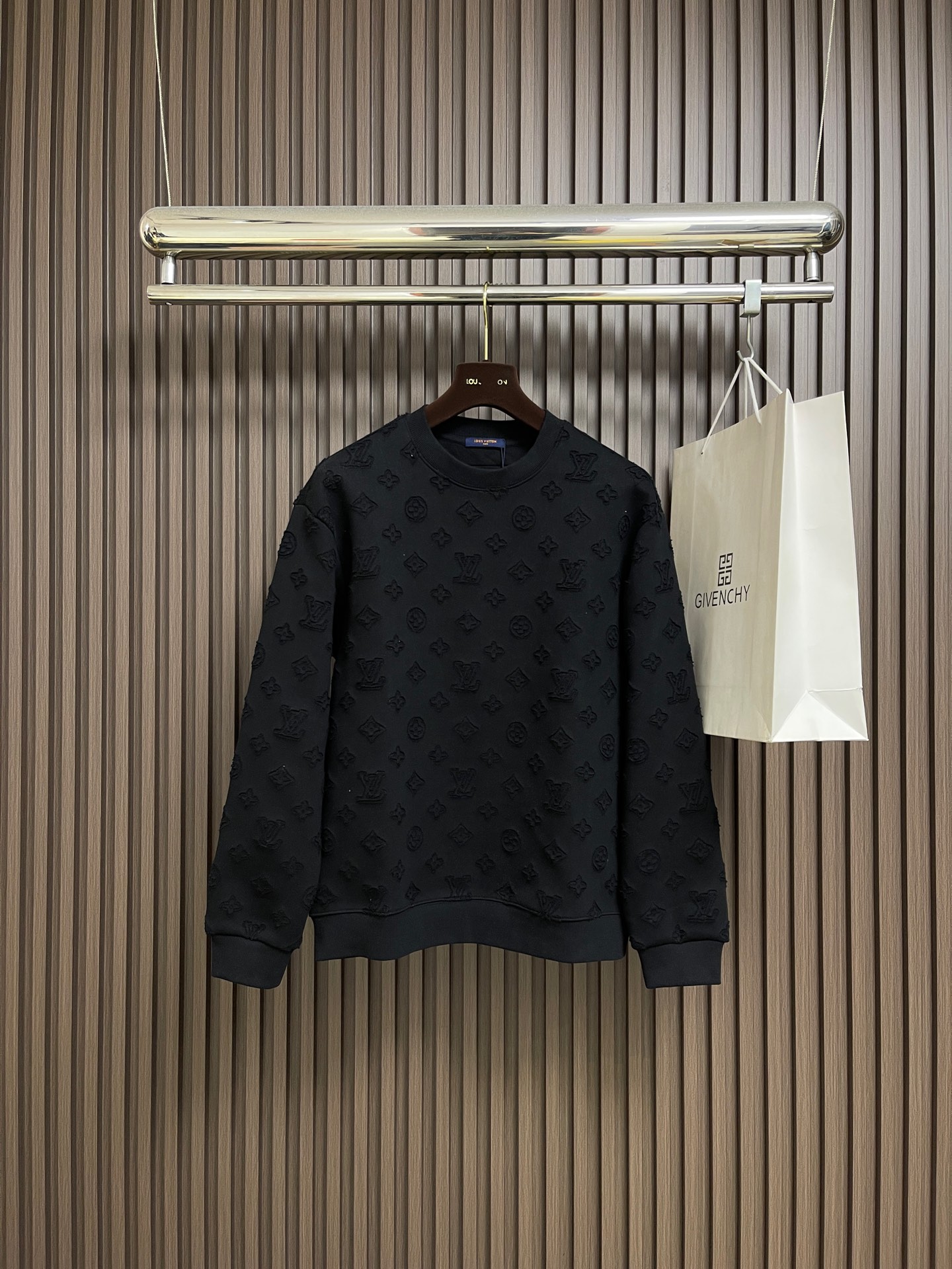 NO:651477,LV full-frame floral appliqué frayed embroidery round-neck sweatshirt, made of custom-woven and dyed 420g terry terry cotton fabric. The fabric feels thick and has a certain weight. It is close to the skin and has excellent warmth retention. You will not feel any discomfort at all!  Full-width hand-cut burnt appliqué letter embroidery, using the embroidery handle inside to form a three-dimensional pattern, making the embroidery pattern more three-dimensional, highlighting the red grinding craftsmanship. The os version is very fashionable and youthful, and it is also the kind of item that everyone needs. It is basic and versatile and has detailed elements. It is very handsome whether worn alone or as an inner layer!  Size S-XL,,louis vuitton,hoodie,sweatshirts,alexander wang19860909LV 全幅乎烧花帖布磨烂刺绣圆领卫衣,定织定染420g毛毛圈全棉面料制成,面料手感厚实且有一定的自重感,贴身亲肤保暖性极佳,丝毫感受不到任何扎刺不适感！全幅手剪烧花帖布字母刺绣,利用绣花把在里面而形成的立体图案,使刺绣花样更具有立体感,突出的红色磨烂工艺.版型非常时尚显年轻的os版型,也是人人都需要的那种单品,基础百搭又有细节化元素,无论单穿或是内搭都帅气十足！尺码S-XL,,louis vuitton,hoodie,sweatshirts,alexander wang,Men's clothing