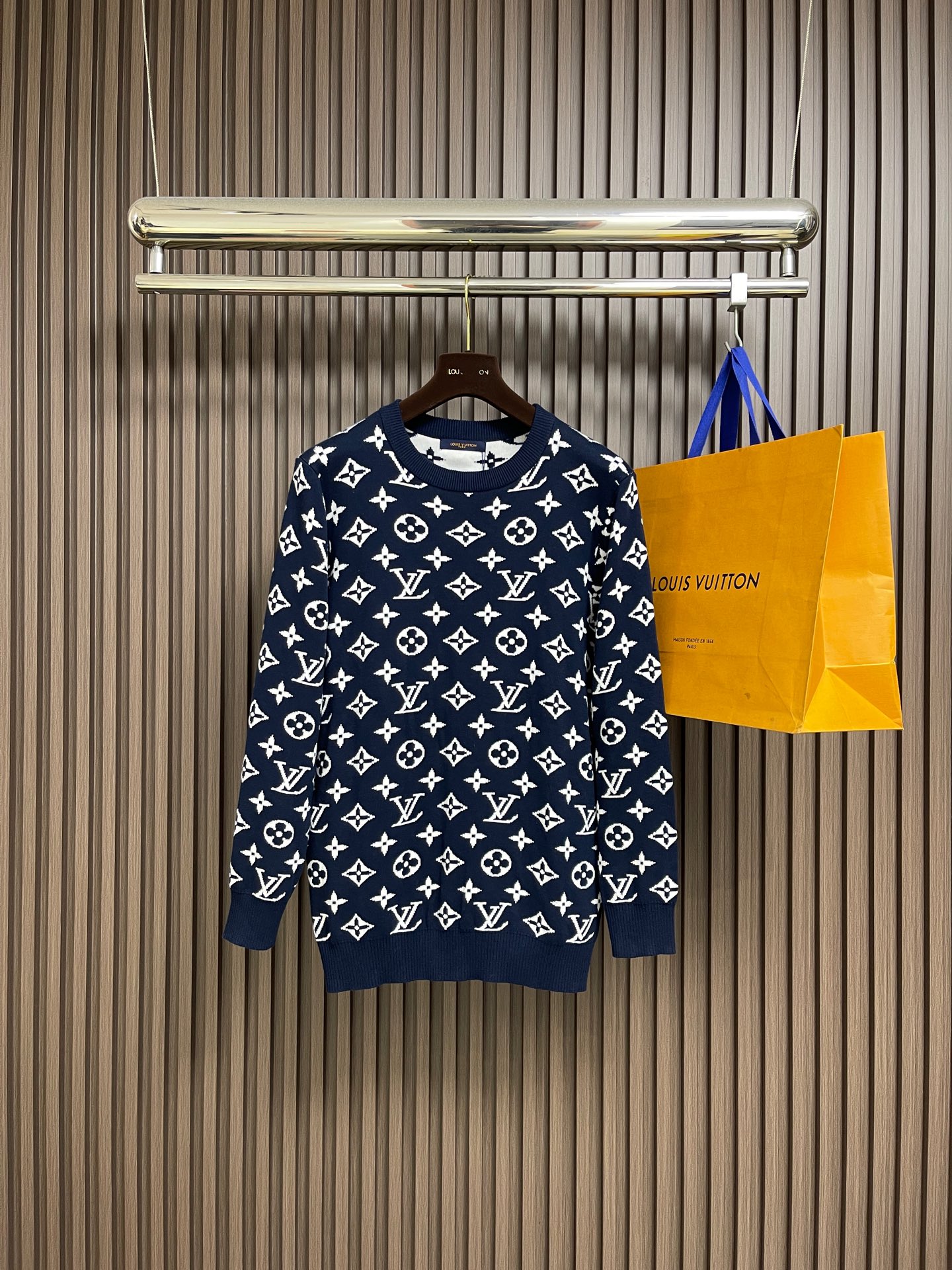 NO:649035,LV 2025ss new autumn and winter knitted round neck sweater, Italian imported wool blended fabric, high-density knitting, fashionable and versatile sweater, very handsome. Classic Logo jacquard style. Durable and not easy to deform, version, various styles can be easily held, classic fashion style that is sought after every year. Three standards are complete. Sizes S-XL, louis vuitton, sweaters, alexander wang19860909LV 2025ss秋冬新款针织圆领毛衣,意大利进口羊毛混纺面料,高密度针织,时尚百搭毛衣,帅气十足.经典Logo提花款.耐穿不易变形,版型,各种风格都能轻松Hold住,年年被追捧的经典时尚款 三标齐全 尺码S-XL,,louis vuitton,sweaters,alexander wang,Men's clothing