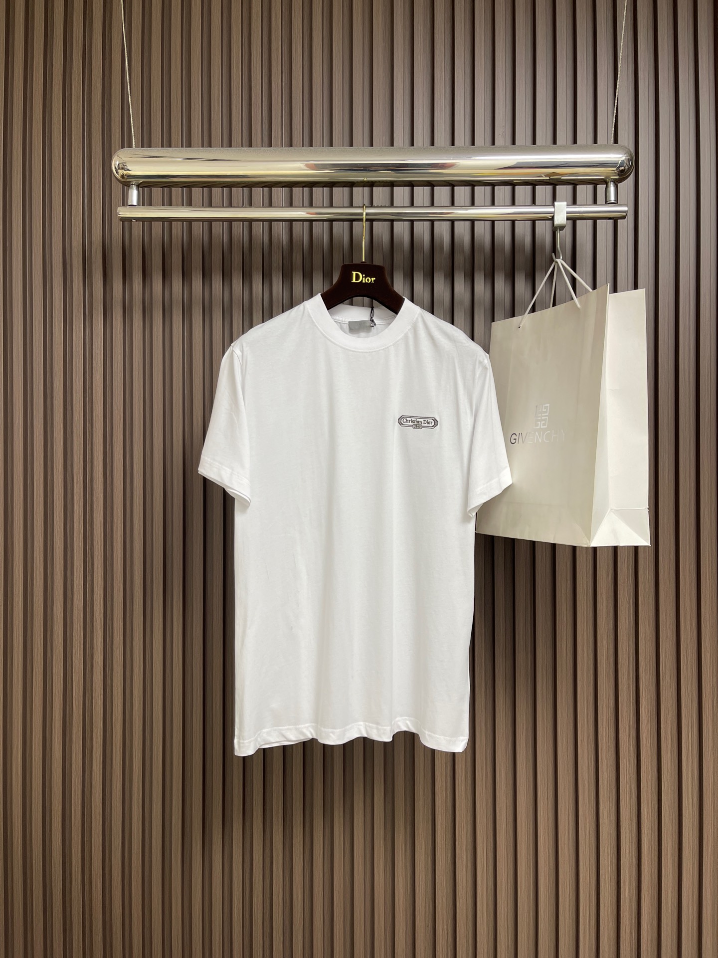 NO:597844,Dior embroidered chest regular fit short-sleeved T-shirt  The shirt is woven with 24-count special woven compact cotton yarn. The weaving process requires high requirements and requires the use of advanced looms and high-quality raw materials. Special woven compact cotton has many advantages, such as softness and comfort, good breathability, strong wrinkle resistance, and good durability. It has a tighter, softer, and more delicate texture and feel. Through embroidery, the softness is enhanced  Exquisite details are added to the fabric to enhance the sense of luxury; the needle-stitch embroidery process has unique style and characteristics. The number of repeated stitches highlights the layering and delicacy. The needle-stitch embroidery can achieve very fine details, and the work has a strong sense of line and three-dimensionality. Sizes XS-L, dior, T-shirt, alexander  wang19860909Dior 胸前刺绣常规版型短袖T 恤,采用24支的特纺紧密棉纱线织造而成,织造工艺要求较高,需要使用先进的织机和高品质的原材料.特纺紧密棉具有很多优点,如柔软舒适、透气性好、抗皱性强、耐用性好等；具有更加紧密、柔软、细腻的质地和手感.通过刺绣在柔软面料上加入精致细节,提升高级感；挨针刺绣工艺具有独特的风格和特点.挨针重复绣做的次数凸显层次感和细腻度.挨针刺绣能实现非常精细的细节,作品线条感和立体感强.尺码XS-L,,dior,T-shirt,alexander wang,Men's clothing