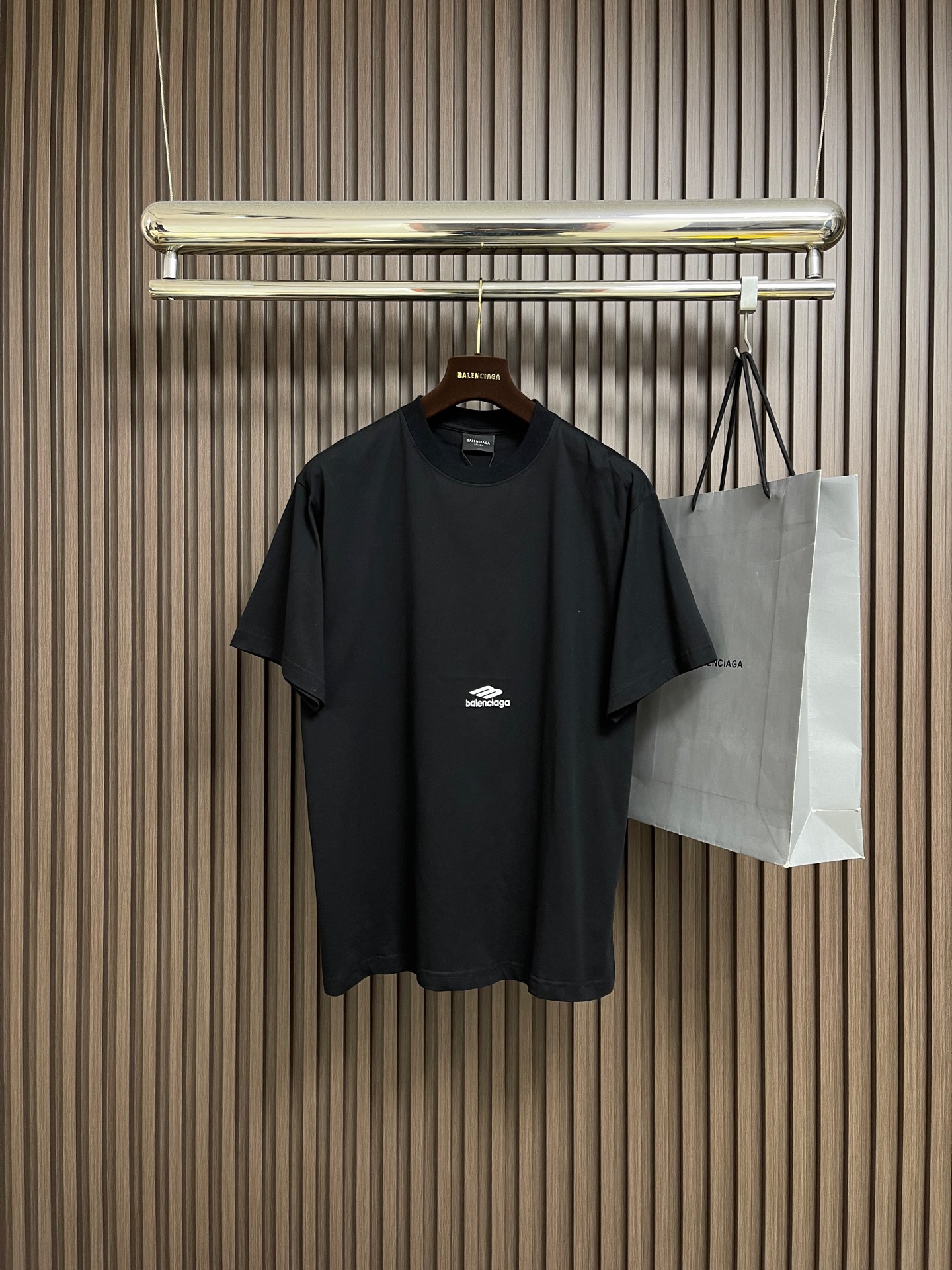 NO:597841,Balenciaga  3M embroidered round neck short-sleeved T-shirt, made of 24S double yarn retro plain knitted fabric, 185g; paired with 32S double yarn 1*1 thread, 340g. The 24S fabric is a medium to thick yarn, suitable for creating a thick and crisp face  The material has a slightly rough texture, which is in line with the 'natural and original' effect pursued by the retro style. The texture is soft, breathable and has a certain elasticity, suitable for close-fitting wear, and can create a simple and smooth silhouette. Through distressed texture and fading treatment, it combines classic  The tailoring reflects the retro-feeling loose silhouette design details. The entire embroidery body adopts new tatami twill lace embroidery. The tatami embroidery stitches are intertwined and form diagonal lines. The tatami woven surface and the tatami woven surface are integrally connected.  The shaped edge has good flatness, soft feel, good elasticity and good gloss. The woven surface of tatami is indented compared to the shaped edge, which improves the three-dimensional sense of the pattern and has a better visual effect. The overall wiring is straight and delicate, the fabric is comfortable and soft, and the color is consistent without color difference.  It can be matched with the same style to create a fashionable look, and can be used in various occasions. Customized accessories, complete with three standards, same style for men and women!  Size XS-L,,balenciaga,T-shirt,tees,t-shirt,alexander wang19860909Balenciaga 3M刺绣圆领短袖T恤,采用24S双纱复古平纹针织面料,185g；搭配32S双纱1*1螺纹,340g.24S面料属于中等偏粗的纱线,适合打造厚实、挺括的面料,质感略带粗糙感,符合复古风格追求的'自然原始'效果.质地柔软、透气且有一定弹性,适合贴身穿着,能塑造简约流畅的轮廓.通过做旧纹理、褪色处理,结合经典剪裁体现复古感宽松廓形设计细节.全件刺绣主体采用新型榻榻米斜纹花边刺绣,榻榻米绣花针法相互交织而成并形成斜向纹路.榻榻米编织面、及与榻榻米编织面一体连接的定型边.平整性好,手感柔软,弹性好,光泽度好.榻榻米编织面相较定型边内陷,提高花纹的立体感,视觉效果更好.整体走线平直细腻,面料舒适柔软,颜色一致无色差 能与同款搭配营造时尚造型,驾驭各种场合,定制辅料,三标齐全,男女同款！尺码XS-L,,balenciaga,T-shirt,tees，t-shirt,alexander wang,Men's clothing