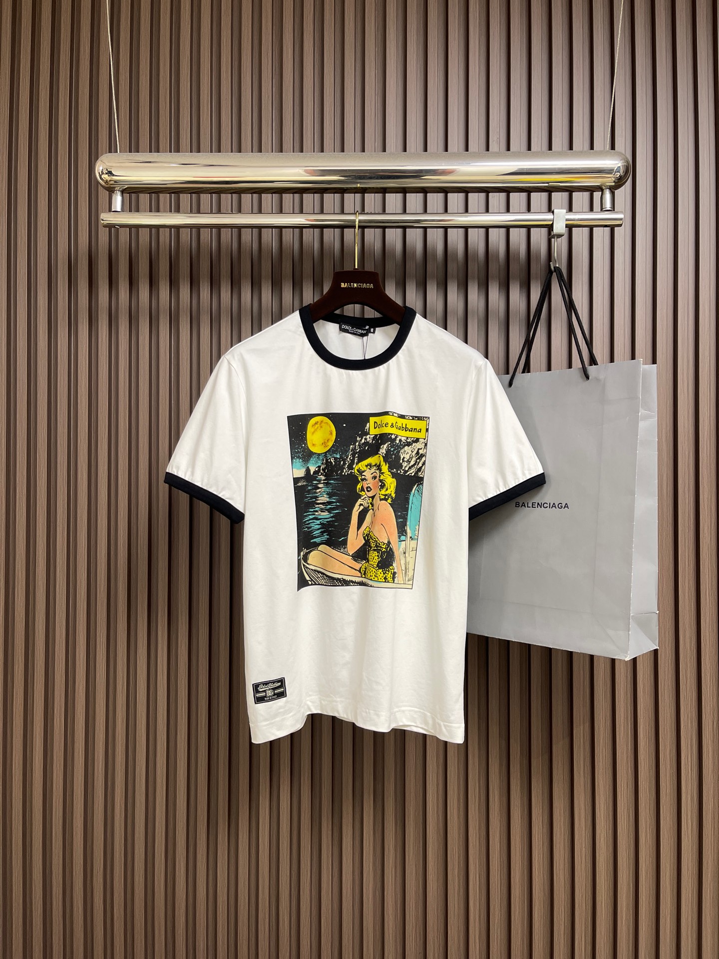NO:597847,DG DOLCE GABBANA 2025 SS spring and summer short-sleeved T-shirt, customized pure cotton fabric, illustration printing on the chest, the first choice for casual outings, whether paired with jeans and casual pants, it can show a unique personality. Size 44-46-48-50-52-54 M-4XL 44/M Length 69 Shoulder width 44 Bust 102 46/L Length 70  Shoulder width 45.5 Bust 106 48/XL Clothing length 71 Shoulder width 47 Bust 110 50/2XL Clothing length 72 Shoulder width 48.5 Bust 114 52/3XL Clothing length 73 Shoulder width 50 Bust 118 54/4XL  Length 74, shoulder width 51.5, bust 122,,Dolce&Gabbana,Dolce&Gabbana,jeans,T-shirt,tees,t-shirt,alexander wang19860909DG DOLCE GABBANA 杜嘉班纳2025SS春夏短袖T恤,定制纯棉面料,胸前插画印花,休闲出街首选款,无论是搭配牛仔裤休闲裤,都能展现出独特的个性.尺码44-46-48-50-52-54 M-4XL 44/M 衣长69 肩宽44 胸围102 46/L 衣长70 肩宽45.5胸围106 48/XL衣长71肩宽47 胸围110 50/2XL 衣长72肩宽48.5 胸围114 52/3XL 衣长73肩宽50 胸围118 54/4XL 衣长74肩宽51.5胸围122,,Dolce&Gabbana,Dolce&Gabbana,jeans,T-shirt,tees，t-shirt,alexander wang,Men's clothing