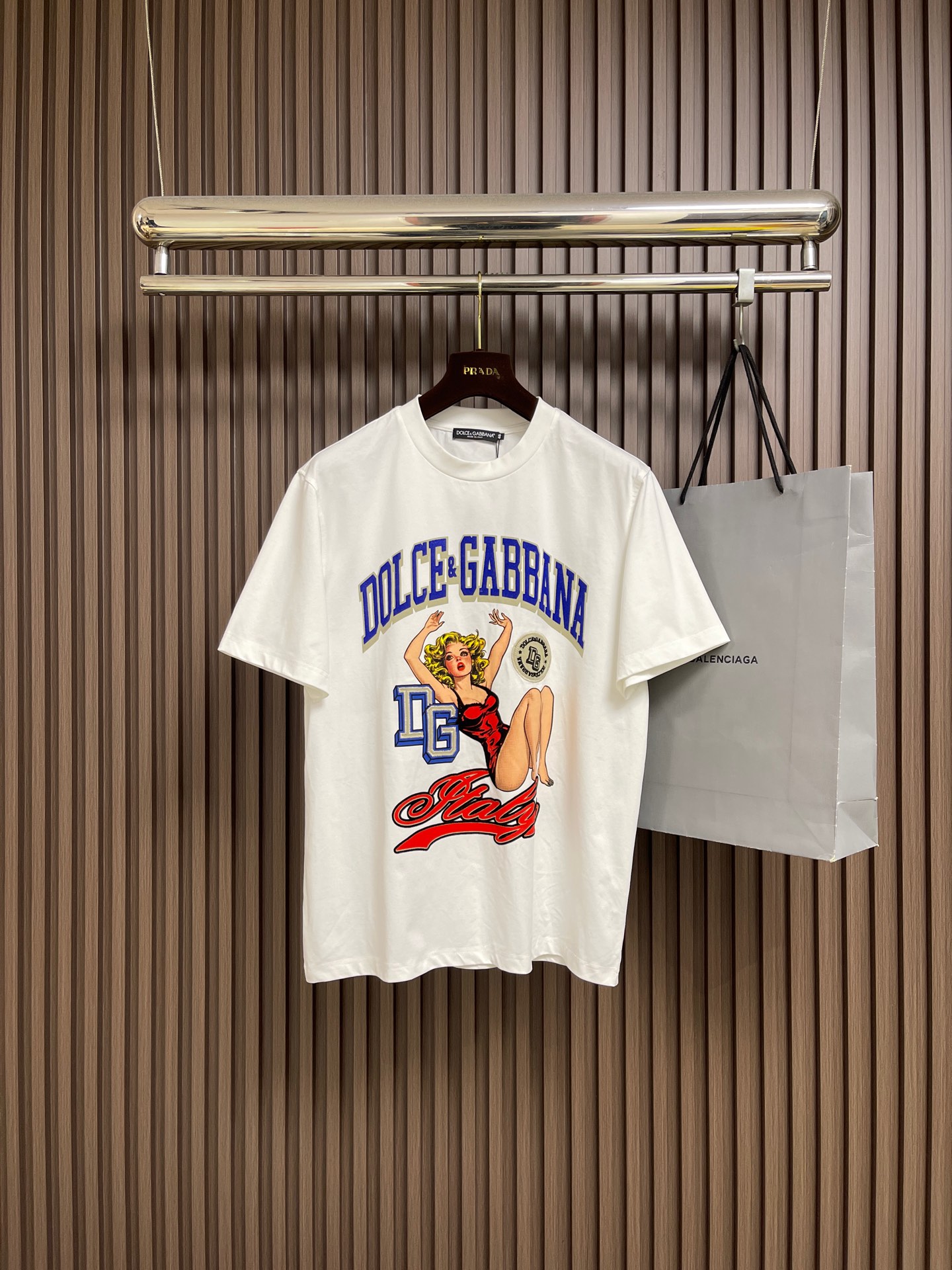 NO:597850,DG 2025SS new illustration printed short-sleeved T-shirt, custom-made mercerized elastic cotton fabric, the charm lies in creating a simple and luxurious fashion, you can match it casually to feel the unique British style.  The loose fit shows a casual style. Whether paired with jeans and casual pants, it can show a unique personality. Size 44-46-48-50-52-54 M-4XL 44/M Length 69 Shoulder Width 44 Bust 102 46/L Length 70 Shoulder Width 45.5 Bust 106 48/XL Length 71 Shoulder Width 47 Bust 110  50/2XL Length 72, shoulder width 48.5, bust 114 52/3XL Length 73, shoulder width 50, bust 118 54/4XL Length 74, shoulder width 51.5, bust 122,,jeans,T-shirt,tees,t-shirt,alexander wang19860909DG 2025SS新款插画印花短袖T恤,定制丝光弹力棉面料,魅力在于创造了简约奢华感的时尚,随意搭配感受英式风格独特气质．宽松的版型展现出休闲随意的风格,无论是搭配牛仔裤休闲裤,都能展现出独特的个性.尺码44-46-48-50-52-54 M-4XL 44/M 衣长69 肩宽44 胸围102 46/L 衣长70 肩宽45.5胸围106 48/XL衣长71肩宽47 胸围110 50/2XL 衣长72肩宽48.5 胸围114 52/3XL 衣长73肩宽50 胸围118 54/4XL 衣长74肩宽51.5胸围122,,jeans,T-shirt,tees，t-shirt,alexander wang,Men's clothing