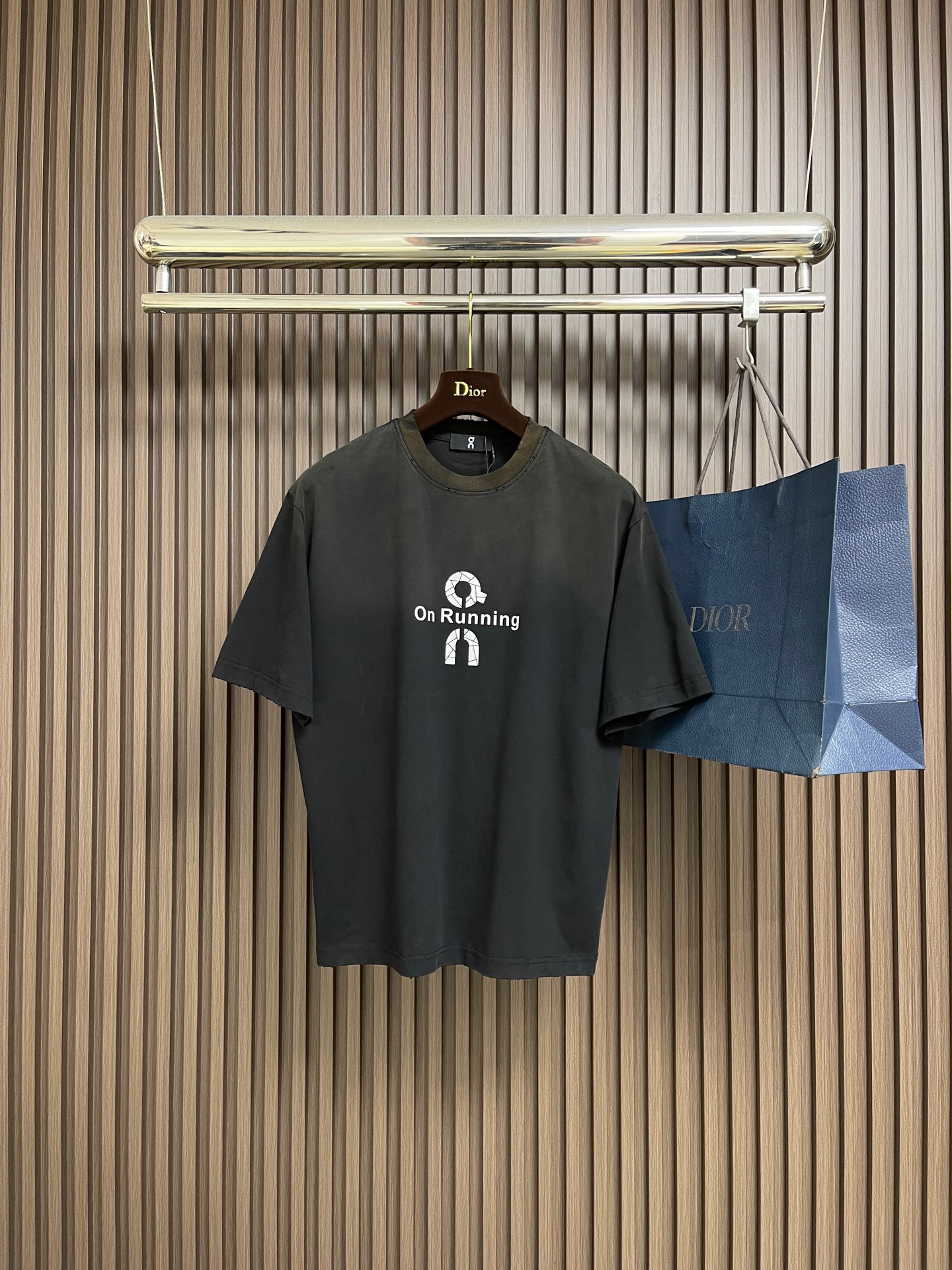 NO:597854,ON 2025ss letter logo printed short-sleeved T-shirt, pure cotton double yarn fabric, contrast-dyed fabric, ultra-fine flat screen printing process is full of trend, using fine gauze material to make the original screen fabric. Fashionable and personalized, super versatile and good-looking, a must-have for both men and women, a must-have tag, collar label, washed wheat, three standards, sizes M-XXL, T-shirt, tees, t-shirt, alexander wang19860909ON 昂跑2025ss字母logo标识印花短袖T恤,纯棉双纱面料,对色定染面料,超精细平网印花工艺潮流感十足,采用细致纱网材质做网板原版面料 时尚又个性超级百搭好看的一款男女都非常合适人手必备款吊牌领标水洗麦三标齐全 尺码M-XXL,,T-shirt,tees，t-shirt,alexander wang,Men's clothing