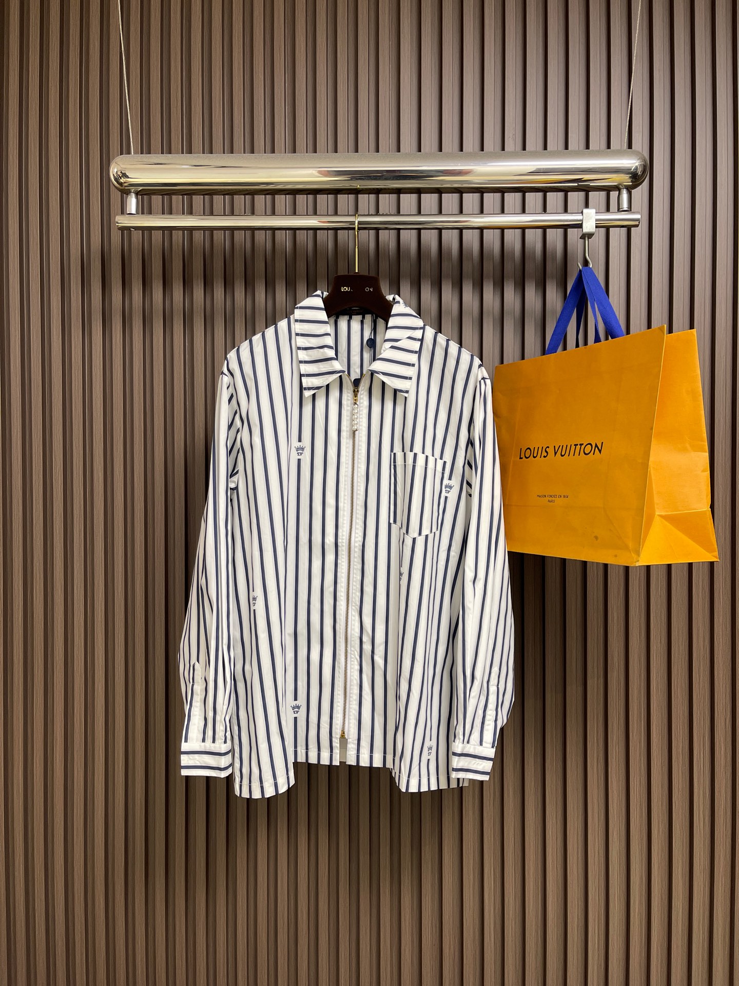 NO:646809,LV 2025SS new autumn and winter cotton shirt jacket, inspired by classic silhouette, with zipper closure decorated with pearls. It is made of textured jacquard fabric, decorated with 1V crown stripe pattern, and embellished with two-color stripes with micro 1V crown logo. This single product adds a touch of modern college style to everyday looks. Sizes S-XL,, louis vuitton, jackets & coats, shirts, alexander wang19860909LV 2025SS秋冬新款棉质衬衫外套,以经典廓形为灵感,搭配缀以珍珠装饰的拉链开合.它以纹理剪裁提花面料,饰有 1V 皇冠条纹图案,并以双色条纹点缀微型 1V 皇冠标志.这款单品为日常造型增添一抹现代学院风.尺码S-XL,,louis vuitton,jackets & coats,shirts,alexander wang,Men's clothing