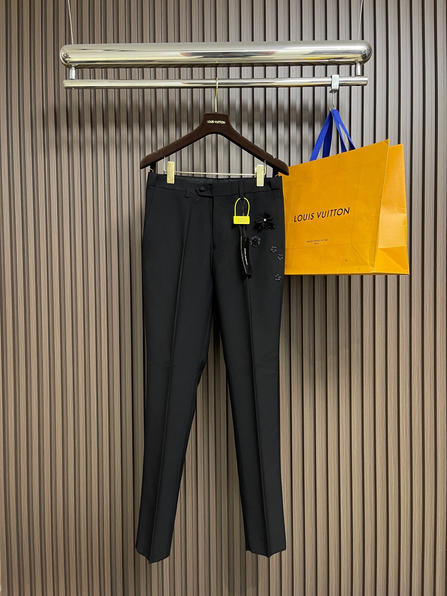 NO:645027,The whole set can be sold separately. Single suit and trousers Dolce and Gabbana  DG2025FW Evening dress is a suit and trousers suit decorated with flowers and embroidered beads on the chest. The lining design emphasizes the perfect lines, neat and ergonomic tailoring, the upper body is tall and handsome, comfortable and slim, and the gentleman's demeanor is clearly visible. The selected fabrics are soft and delicate to the touch, with good luster and elasticity. This suit is a good choice for sportsmen. The silhouette and waist-cutting add more comfort to the clothes of sportsmen, making them look slim but handsome!  Size 46-56 Suit Size 46, length 70, shoulder width 42.8, bust 100, size 48, length 72, shoulder width 44, bust 104, size 50, length 74, shoulder width 45.2, bust 108, size 52, length 76, shoulder width 46.2, bust 112, size 54, length 78, shoulder width 47.6, bust 116, size 56, length 80  Shoulder width 48.8 Bust 120 Pants Size 46 length 109 Waist 77 Hips 98.8 Size 48 length 112 Waist 81 Hips 102 Size 50 length 115 Waist 85 Hips 105.2 Size 52 length 117 Waist 89 Hips 108.4 Size 54 length 119 Waist 93  Hips 111.6, size 56 pants length 121, waist 97, hips 114.8,,Dolce&Gabbana,Dolce&Gabbana,business suit,alexander wang19860909整套可拆卖 单西服西裤 DolceGabbana杜嘉班纳 DG2025FW晚礼服胸前花卉花朵绣珠装饰西装西服西裤套装,搭配内衬设计强调完美的线条,利落而符合人体工学的剪裁,上身挺拔帅气,舒适修身,绅士风度一览无遗.精选面料,手感柔软而细腻,光泽和弹性较好.配此款西装是型男们不错的选择,廓型感和收腰剪裁,为型男们的着装平添更多舒适度,显瘦而不失帅气！尺码46-56 西服 46码衣长70 肩宽42.8胸围100 48码衣长72 肩宽44胸围104 50码衣长74 肩宽45.2胸围108 52码衣长76 肩宽46.2胸围112 54码衣长78 肩宽47.6胸围116 56码衣长80 肩宽48.8胸围120 西裤 46码裤长109 腰围77 臀围98.8 48码裤长112 腰围81臀围102 50码裤长115 腰围85 臀围105.2 52码裤长117 腰围89 臀围108.4 54码裤长119 腰围93 臀围111.6 56码裤长121 腰围97 臀围114.8,,Dolce&Gabbana,Dolce&Gabbana,business suit,alexander wang,Men's clothing