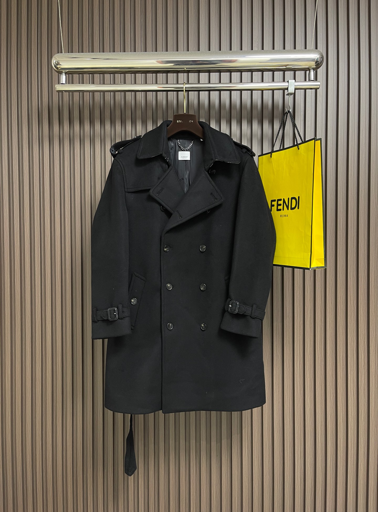 NO:646773,Burberry  2025ss new autumn and winter men's Kensington TRENCH cashmere coat, the perfect combination of classics and quality. It is carefully made of cashmere imported from Australia, with unparalleled texture. The softness and warmth of cashmere will bring you ultimate comfort in autumn and winter.  Comfortable experience. There are two classic colors available, black and khaki. Whether you prefer the calm and atmospheric black or the elegant and fashionable khaki, we can meet your different needs. This Kenshiton coat is an aura style, showing the composure and confidence of men. As a  The iconic Kenshidon cashmere coat inherits the brand's classic design and excellent quality. The plaid cashmere underneath the collar is a unique design detail that adds a sense of fashion and personality to the coat. The interior is made of  Jacquard lining and exquisite jacquard craftsmanship highlight the brand's high-end quality. From the outside to the inside, every detail has been carefully crafted, showing the persistent pursuit of quality. Whether it is a business occasion or leisure time, this men's cashmere coat can make you the focus of attention. It is not only a piece of clothing, but also a reflection of a life attitude. The choice is to choose the perfect fusion of quality and fashion. An essential item for the charming men's autumn and winter wardrobe. Sizes 46-54, burberry, alexander wang19860909Burberry 2025ss秋冬新款男士肯辛顿TRENCH羊绒大衣,经典与品质的完美结合.它采用澳洲进口羊绒精心打造,质感无与伦比.羊绒的柔软与温暖,为您在秋冬季节带来极致的舒适体验.有黑色和卡其色两个经典颜色可选,无论您偏爱沉稳大气的黑色,还是优雅时尚的卡其色,都能满足您的不同需求.这款肯希顿大衣是气场款,尽显男性的沉稳与自信.作为 家标志性的肯希顿羊绒大衣,它传承了品牌的经典设计与卓越品质.领子下方为格纹羊绒,这一独特的设计细节,为大衣增添了一份时尚感与个性魅力.内部采用 提花里布,精致的提花工艺彰显了品牌的高端品质.从外到内,每一个细节都经过精心雕琢,展现出对品质的执着追求.无论是商务场合还是休闲时光,这款男士羊绒大衣都能让您成为众人瞩目的焦点.它不仅是一件衣服,更是一种生活态度的体现.选择,就是选择品质与时尚的完美融合.魅力男士秋冬衣橱必不可少的单品.尺码46-54,,burberry,alexander wang,Men's clothing