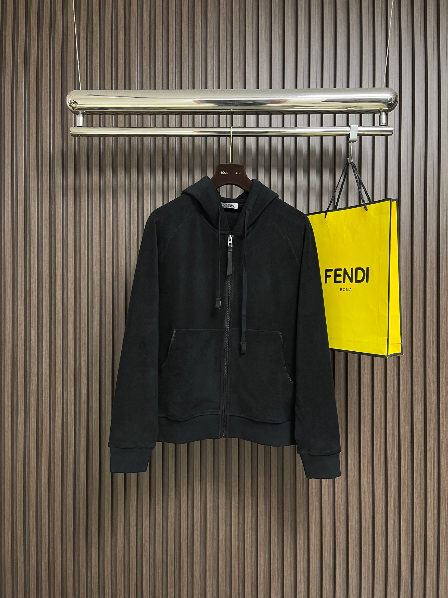 NO:598817,Loewe ss offset logo hooded zipper sweatshirt. Medium weight cotton looped polar fleece fabric, loose fit, standard length, drawstring hooded collar, long sleeves, rib knit cuffs and hem, drawstring to adjust the hooded sweatshirt fit. Sizes S-XL,,loewe,hoodie,sweatshirts,hats,alexander wang19860909Loewe ss 胶印标识连帽拉链卫衣 中克重棉质回圈摇粒绒面料、宽松版型、标准长度、抽绳连帽衣领长袖、罗纹针织袖口和下摆、抽绳调节连帽卫衣版型.尺码S-XL,,loewe,hoodie,sweatshirts,hats,alexander wang,Men's clothing