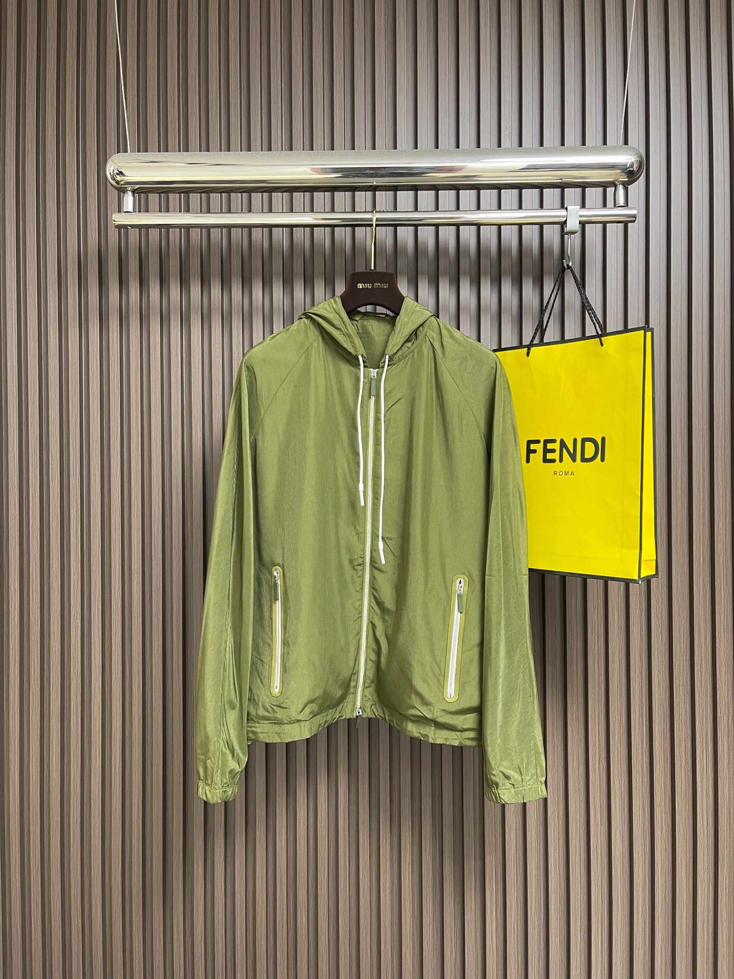 NO:598807,Zegna hooded jacket. It is made of high-quality mulberry silk fabric, with a delicate and smooth feel, light and shiny. Simple design, hood + zipper + side pockets, practical and fashionable. Suitable for a variety of body types. High-end positioning, super textured for autumn and winter, easy to handle in commuting or business situations, sizes S-XL,, jackets & coats, jackets & coats, hats, alexander wang19860909zegna 连帽夹克外套.甄选优质桑蚕丝面料,手感细腻顺滑,轻盈有光泽计.简约设计,连帽＋拉链＋侧袋,实用又时髦.适合多种体型.高端定位,秋冬穿超有质感,通勤或商务场合都能轻松驾驭,尺码S-XL,,jackets & coats,jackets & coats,hats,alexander wang,Men's clothing