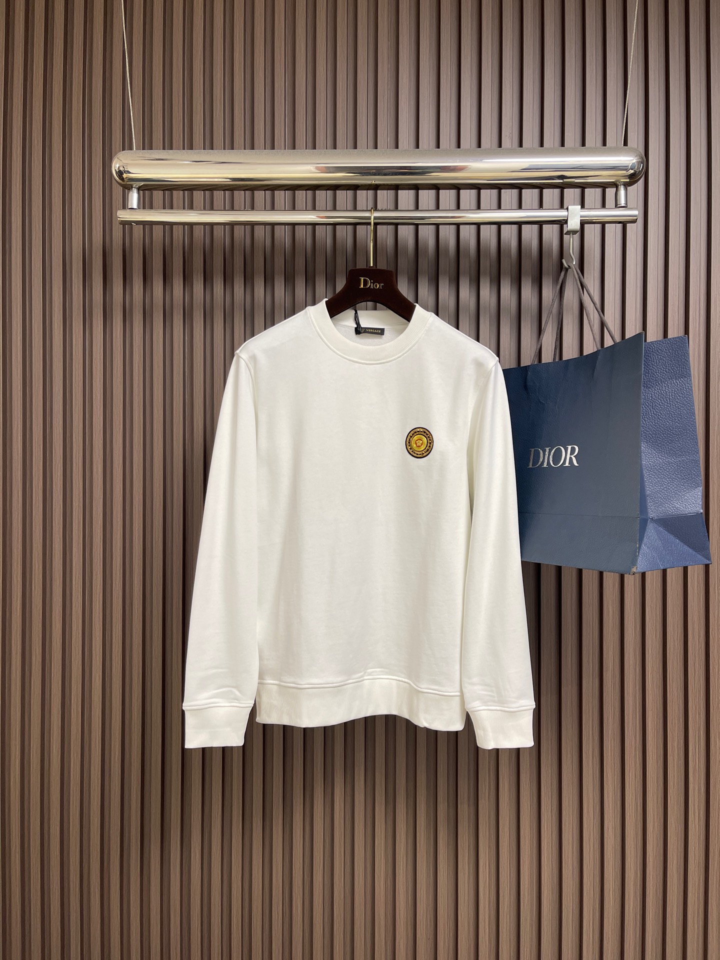 NO:646770,Tops and pants Versace 2025 SS autumn and winter casual sports suit, round neck sweatshirt and sweatpants suit, very practical and versatile, it is also a good fashion item when worn alone, decorated with gold thread Medusa logo hardware embroidery, made of high-quality cotton, feels good, comfortable to wear, counter-quality texture and version, recommended must buy. Size S-XL Clothing size S length 66cm, bust 102cm, shoulder width 44cm  Size M, length 68cm, bust 106cm, shoulder width 46cm, size L, length 70cm, bust 110cm, shoulder width 48cm, size XL, length 72cm, bust 114cm, shoulder width 50cm, pants size S, length 100cm, hips 106cm, waist 80cm, size M, length 102cm, hips 110cm, waist 84cm, size L 104cm  Hips 114cm, waist 88cm, XL size pants length 106cm, hips 118cm, waist 92cm,,versace,hoodie,sweatshirts,alexander wang19860909上衣 裤子 Versace 2025SS秋冬休闲运动套装,圆领卫衣卫裤套装,非常实用百搭,单穿也都是不错的时尚单品,饰有金线美杜莎logo五金刺绣,选用上等品质的棉,手感好,穿着舒适,专柜品质的质感和版型,推荐必入.尺码S-XL 衣服 S码衣长66cm 胸围102cm 肩宽44cm M码衣长68cm胸围106cm 肩宽46cm L码衣长70cm 胸围110cm 肩宽48cm XL码衣长72cm 胸围114cm 肩宽50cm 裤子 S码裤长100cm臀围106cm腰围80cm M码裤长102cm臀围110cm腰围84cm L码裤长104cm 臀围114cm腰围88cm XL码裤长106cm臀围118cm 腰围92cm,,versace,hoodie,sweatshirts,alexander wang,Men's clothing