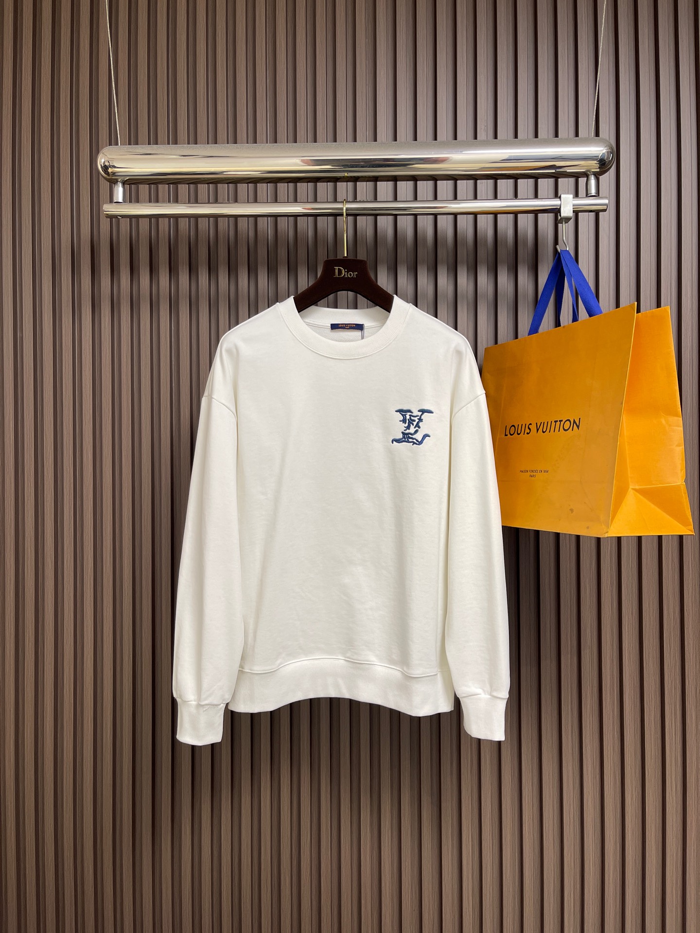 NO:646778,LV hand-embroidered sports sweatshirt, this sweatshirt is made of soft cotton, injecting eye-catching style into the classic casual design. The os version is very fashionable and youthful, and it is also the kind of item that everyone needs. It is basic and versatile and has detailed elements. It is handsome whether worn alone or layered. Sizes S-XL, Louis Vuitton, hoodie, sweatshirts, alexander wang19860909LV 手工刺绣运动卫衣,本款运动衫取材柔软棉布,为经典休闲设计注入瞩目格调.版型非常时尚显年轻的os版型,也是人人都需要的那种单品,基础百搭又有细节化元素,无论单穿或是内搭都帅气十足.尺码S-XL,,louis vuitton,hoodie,sweatshirts,alexander wang,Men's clothing