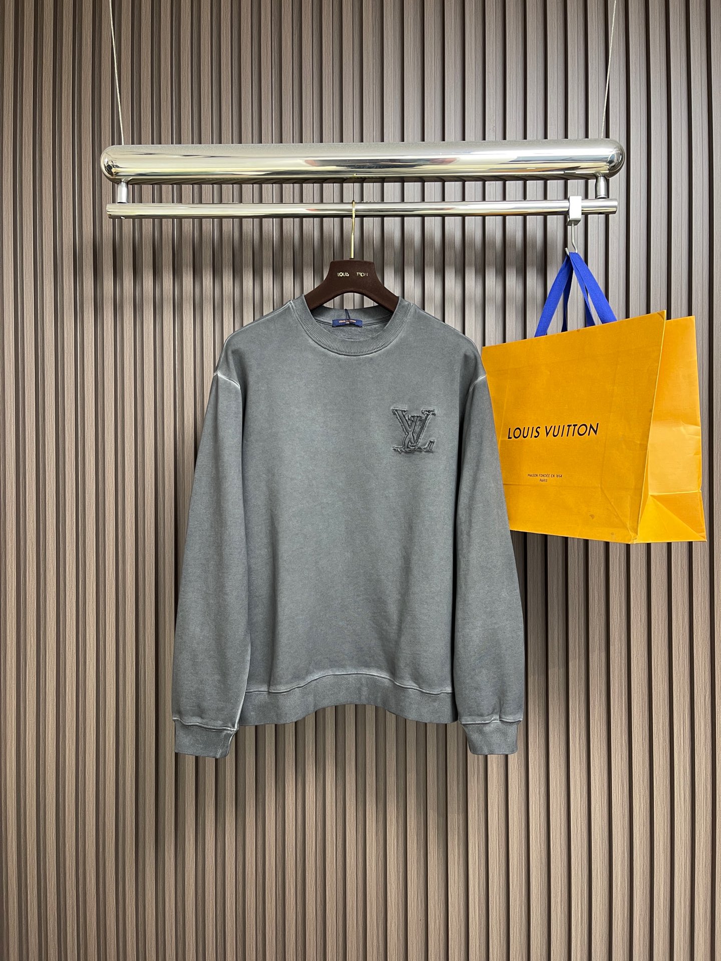 NO:646783,LV patch embroidered logo round neck sweatshirt, heavy washing process, made of high-quality cotton, soft and skin-friendly, super comfortable to wear!  'LV' patch embroidery on the front is simple and recognizable. The loose fit + round neck design is very tolerant and can be used for daily leisure or light sports. It is versatile and not picky~ Wear it in autumn and winter, it is warm and fashionable, and it is a wardrobe must-have. Sizes S-XL, Louis Vuitton, hoodie, sweatshirts, Alexander Wang19860909LV 贴布绣标识圆领卫衣,重水洗工艺,选用高品质棉料,柔软亲肤,穿着超舒适！正面'LV'贴布绣,简约又有辨识度计.宽松版型＋圆领设计,包容性强,日常休闲或轻运动都OK.百搭不挑人～秋冬季节穿它,保暖又时髦,是衣橱必备.尺码S-XL,,louis vuitton,hoodie,sweatshirts,alexander wang,Men's clothing