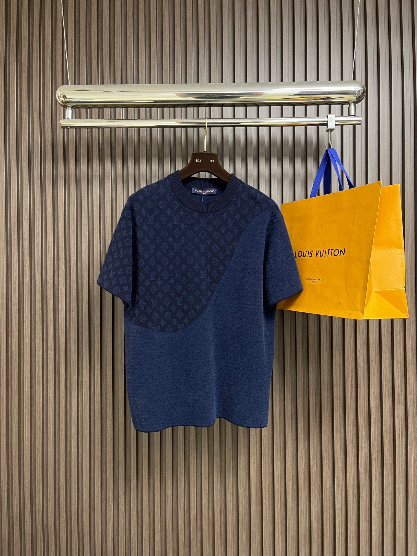 NO:597856,LV jacquard short-sleeved crew-neck T-shirt. This short-sleeved knitted crew-neck shirt combines Monogram elements with velvety smooth horizontal stripes, echoing the flocking items of the 2025 spring and summer fashion show with delicate texture. It can be combined with the same style of shorts to create a casual look, adding a flexible choice for brave explorers of the season. Sizes S-XL, Louis Vuitton, shorts, T-shirt, tees, t-shirt, alexander wang19860909LV 提花短袖圆领T恤,本款短袖针织圆领衫融汇Monogram 元素与天鹅绒般柔滑的横向条纹,以细腻肌理呼应 2025春夏时装秀的植绒单品.可与同款短裤共筑休闲造型,为当季勇敢探险者再添灵活之选.尺码S-XL,,louis vuitton,shorts,T-shirt,tees，t-shirt,alexander wang,Men's clothing