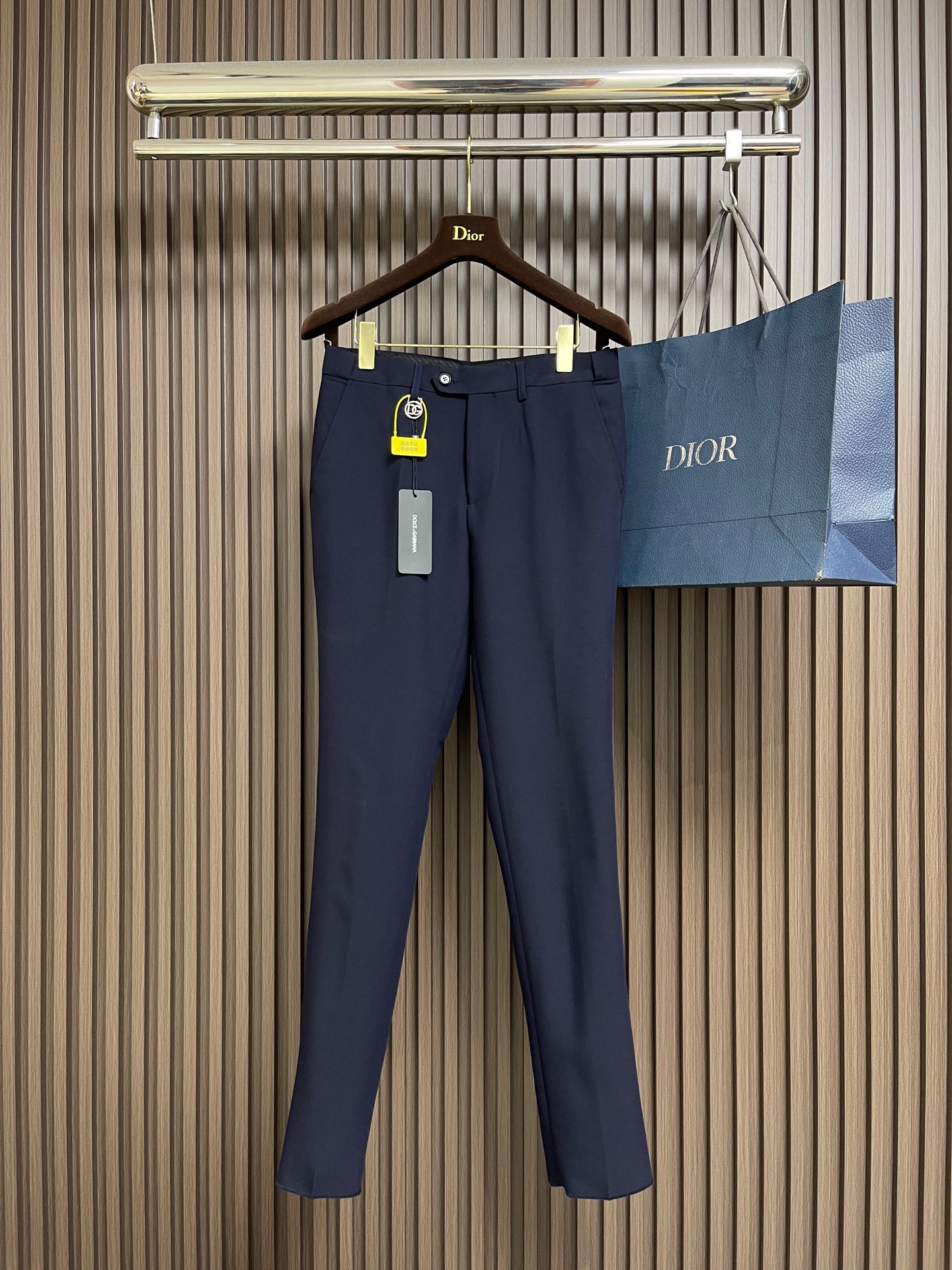 NO:613813,The whole set can be sold separately, single suit, trousers, DG DolceGabbana hardware DG logo blazer and trousers suit, imported original polyester fiber fabric, breathable, soft and warm, very straight and drapey, the whole piece is neatly routed, all hardware accessories are supplied by customers with logos, top accessories. At first glance, it is high-end fabrics. This fabric is custom-woven and there is no such thing outside. It is a good product from a regular factory, and there is nothing picky about it.  Such a piece is always worn and very practical. Size 46-56 Suit Size 46, length 70, shoulder width 42.8, bust 100, size 48, length 72, shoulder width 44, bust 104, size 50, length 74, shoulder width 45.2, bust 108, size 52, length 76, shoulder width 46.2, bust 112, size 54, length 78  Shoulder width 47.6 Bust 116 Size 56 length 80 Shoulder width 48.8 Bust 120 Dress pants Size 46 length 109 Waist 77 Hips 98.8 Size 48 length 112 Waist 81 Hips 102 Size 50 length 115 Waist 85 Hips 105.2 Size 52 length 117 Waist 89  Hips 108.4, size 54 pants length 119, waist 93, hips 111.6, size 56 pants length 121, waist 97, hips 114.8,,Dolce&Gabbana,Dolce&Gabbana,jackets & coats,business suit,alexander wang19860909整套 可拆卖 单西服 西裤 DG DolceGabbana杜嘉班纳 五金DG标识西装外套西裤套装,进口原版聚酯纤维面料,透气柔软保暖性很强,笔挺垂感十足,整件车工走线整齐平整,所有五金附料都是客供带logo 顶级配件 一看就是高档的面料 这种面料都是定织的 外面根本就没有 正规大厂途径出来的好货,无任何有挑剔的地方 这样的一件属于常备常穿的,实用性很强.尺码46-56 西服 46码衣长70 肩宽42.8胸围100 48码衣长72 肩宽44胸围104 50码衣长74 肩宽45.2胸围108 52码衣长76 肩宽46.2胸围112 54码衣长78 肩宽47.6胸围116 56码衣长80 肩宽48.8胸围120 西裤 46码裤长109 腰围77 臀围98.8 48码裤长112 腰围81臀围102 50码裤长115 腰围85 臀围105.2 52码裤长117 腰围89 臀围108.4 54码裤长119 腰围93 臀围111.6 56码裤长121 腰围97 臀围114.8,,Dolce&Gabbana,Dolce&Gabbana,jackets & coats,business suit,alexander wang,Men's clothing