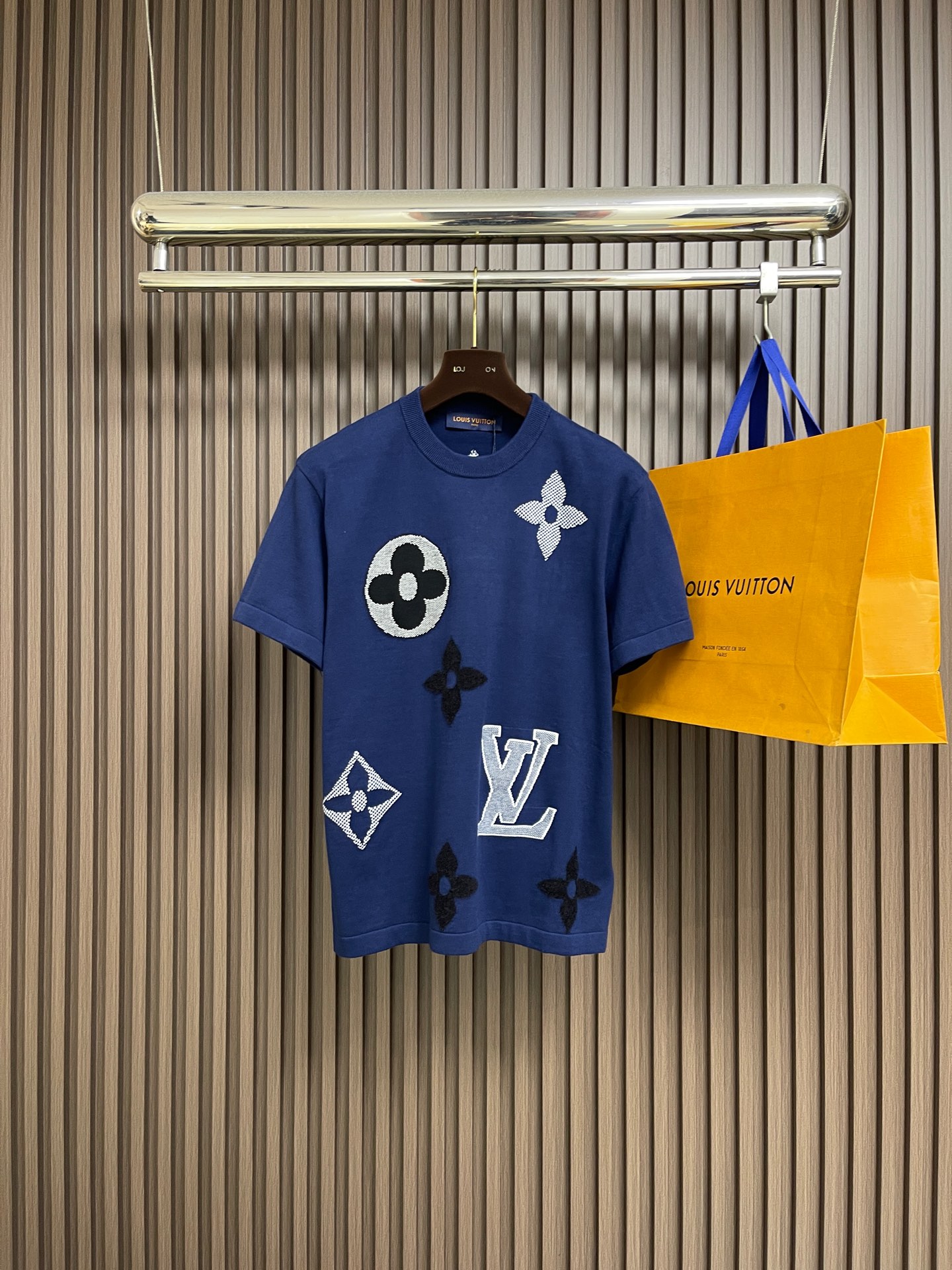 NO:597859,LV short-sleeved knitted crew-neck short-sleeved T-shirt. This short-sleeved crew-neck shirt features a cotton blended body in rich tones and is embellished with intarsia patterns, large LV letters and Monogram flowers. The contrasting color design and seam changes highlight the brand's exquisite craftsmanship. The eye-catching logo element can add color to any look, and the casual style can be easily matched with outdoor and daily looks. Sizes S-XL, Louis Vuitton, T-shirt, tees, t-shirt, alexander  wang19860909LV 短袖针织圆领短袖T恤,本款短袖圆领衫为棉质混纺衣身渲染浓郁色调,并点缀嵌花图案、大号 LV 字母与Monogram 花卉.撞色设计与缝线变化彰显品牌精湛工艺.瞩目标识元素可为任意造型增光添彩,闲适格调可轻松搭配户外与日常造型.尺码S-XL,,louis vuitton,T-shirt,tees，t-shirt,alexander wang,Men's clothing