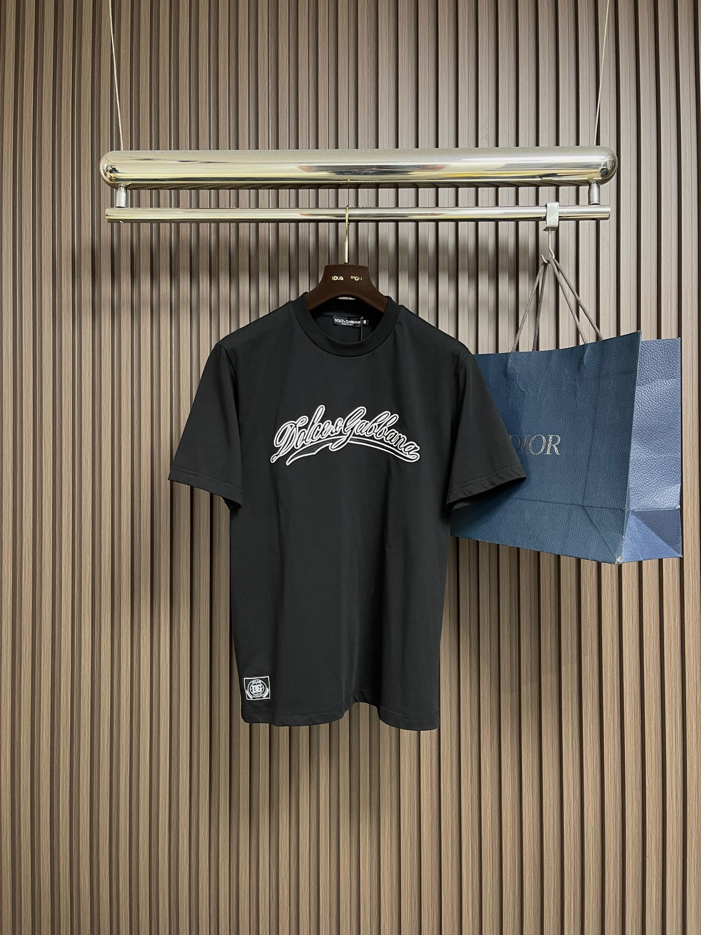 NO:597868,DolceGabbana DG 2025SS spring and summer new logo logo round neck short-sleeved T-shirt, eye-catching logo pattern modification!  It is different from the past and declares the design concept that the brand has inherited for many years!  It is as eye-catching as any other style, perfectly presenting the sense of fashion, high-end and luxury to the world!  Made of imported cotton material, selected high-quality cotton fabric, soft and skin-friendly. Size 44-46-48-50-52-54 M-4XL 44/M Length 69 Shoulder width 44 Bust 102 46/L Length 70 Shoulder width 45.5 Bust 106 48/XL Length 71 Shoulder width 47 Bust 110  50/2XL Length 72, shoulder width 48.5, bust 114 52/3XL Length 73, shoulder width 50, bust 118 54/4XL Length 74, shoulder width 51.5, bust 122,,Dolce&Gabbana,Dolce&Gabbana,T-shirt,tees,t-shirt,alexander wang19860909DolceGabbana杜嘉班纳 DG 2025SS春夏新款logo标识圆领短袖T恤,醒目的logo图案修饰！区别于以往的不同,宣示品牌传承多年的设计理念！其吸睛度完全不亚于任何式,将时髦高级感与奢华感完美呈现在世人眼前！客供进口全棉材质制成,精选优质棉面料,触感软糯亲肤细腻.尺码44-46-48-50-52-54 M-4XL 44/M 衣长69 肩宽44 胸围102 46/L 衣长70 肩宽45.5胸围106 48/XL衣长71肩宽47 胸围110 50/2XL 衣长72肩宽48.5 胸围114 52/3XL 衣长73肩宽50 胸围118 54/4XL 衣长74肩宽51.5胸围122,,Dolce&Gabbana,Dolce&Gabbana,T-shirt,tees，t-shirt,alexander wang,Men's clothing