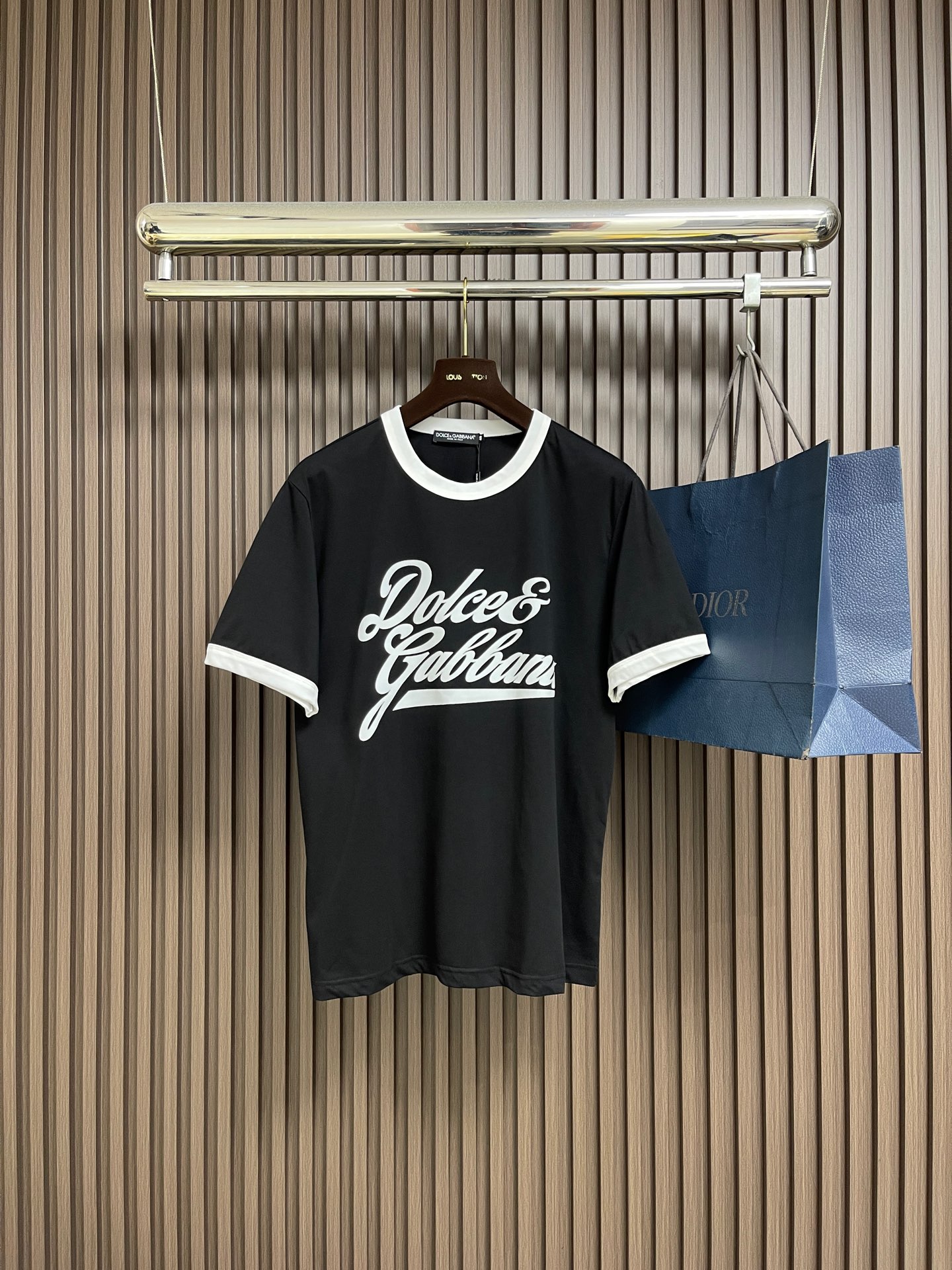 NO:597871,DG DOLCE GABBANA 2025 SS spring and summer short-sleeved T-shirt, customized pure cotton fabric, brand letter logo printing on the chest, the first choice for casual outings, whether paired with jeans and casual pants, it can show a unique personality. Size 44-46-48-50-52-54 M-4XL 44/M Length 69 Shoulder width 44 Bust 102 46/L Length 70  Shoulder width 45.5 Bust 106 48/XL Clothing length 71 Shoulder width 47 Bust 110 50/2XL Clothing length 72 Shoulder width 48.5 Bust 114 52/3XL Clothing length 73 Shoulder width 50 Bust 118 54/4XL  Length 74, shoulder width 51.5, bust 122,,Dolce&Gabbana,Dolce&Gabbana,jeans,T-shirt,tees,t-shirt,alexander wang19860909DG DOLCE GABBANA 杜嘉班纳2025SS春夏短袖T恤,定制纯棉面料,胸前品牌字母logo印花,休闲出街首选款,无论是搭配牛仔裤休闲裤,都能展现出独特的个性.尺码44-46-48-50-52-54 M-4XL 44/M 衣长69 肩宽44 胸围102 46/L 衣长70 肩宽45.5胸围106 48/XL衣长71肩宽47 胸围110 50/2XL 衣长72肩宽48.5 胸围114 52/3XL 衣长73肩宽50 胸围118 54/4XL 衣长74肩宽51.5胸围122,,Dolce&Gabbana,Dolce&Gabbana,jeans,T-shirt,tees，t-shirt,alexander wang,Men's clothing