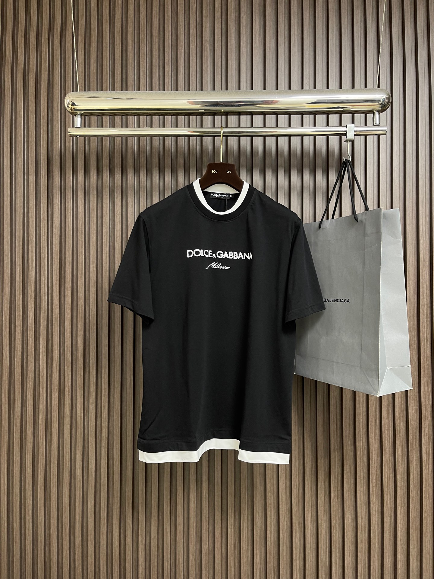 NO:597845,DG DOLCE GABBANA 2025 SS spring and summer short-sleeved T-shirt, customized pure cotton fabric, brand letter logo printing on the chest, the first choice for casual outings, whether paired with jeans and casual pants, it can show a unique personality. Size 44-46-48-50-52-54 M-4XL 44/M Length 69 Shoulder width 44 Bust 102 46/L Length 70  Shoulder width 45.5 Bust 106 48/XL Clothing length 71 Shoulder width 47 Bust 110 50/2XL Clothing length 72 Shoulder width 48.5 Bust 114 52/3XL Clothing length 73 Shoulder width 50 Bust 118 54/4XL  Length 74, shoulder width 51.5, bust 122,,Dolce&Gabbana,Dolce&Gabbana,jeans,T-shirt,tees,t-shirt,alexander wang19860909DG DOLCE GABBANA 杜嘉班纳2025SS春夏短袖T恤,定制纯棉面料,胸前品牌字母logo印花,休闲出街首选款,无论是搭配牛仔裤休闲裤,都能展现出独特的个性.尺码44-46-48-50-52-54 M-4XL 44/M 衣长69 肩宽44 胸围102 46/L 衣长70 肩宽45.5胸围106 48/XL衣长71肩宽47 胸围110 50/2XL 衣长72肩宽48.5 胸围114 52/3XL 衣长73肩宽50 胸围118 54/4XL 衣长74肩宽51.5胸围122,,Dolce&Gabbana,Dolce&Gabbana,jeans,T-shirt,tees，t-shirt,alexander wang,Men's clothing