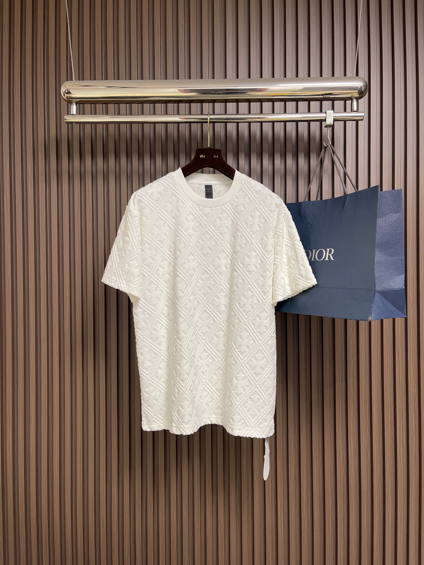 NO:597865,CH Crow Heart logo embossed short-sleeved T-shirt, customized Feiyun double-woven FF jacquard velvet fabric. The texture is clear, plump and lazy, comfortable and close to the skin. The main tone is navy blue. As calm and profound as the deep sea. The iconic logo is cleverly hidden between the textures like a smart artistic symbol. Adding brand recognition. The exquisite crystallization of fashion and craftsmanship. Suits for attendance. Worry-free dressing. Infrared positioning cutting machine achieves precise positioning of materials through infrared transmitters and infrared receivers.  The accuracy can reach the micron level to meet the effect of high-precision cutting. The embossing process uses physical and chemical methods to form a concave and convex same-color texture, which is more three-dimensional and has a better hand feel. The fabrics have been washed and have a better hand feel and texture. It is not easy to deform, not easy to shrink, not easy to fade, and maintains long-term beauty. Sizes S-XL, chrome hearts, T-shirt, tees, t-shirt, alexander wang19860909CH 克罗心标识凸纹短袖T恤,定制斐韵双织FF提花绒卫料 纹理清晰 丰满慵懒 舒适贴肤 以藏蓝为主基调 似深海般沉静而深邃 标志性标识巧妙隐匿于纹理之间宛如灵动的艺术符号 增添品牌辨识度 时尚与工艺的精妙结晶 套装出席 穿搭无忧 红外线定位裁床 通过红外发射器和红外接收器来实现对材料的精准定位 精度可达到微米级别 从而满足对位高精度裁剪的效果 凸纹工艺 通过物理结合化学方法形成凹凸有致的同色异调纹理 更具立体感 手感更卓越 面料都经过浇洗 手感质感更佳 不易变形 不易缩水 不易褪色 保持长久的美观.尺码S-XL,,chrome hearts,T-shirt,tees，t-shirt,alexander wang,Men's clothing