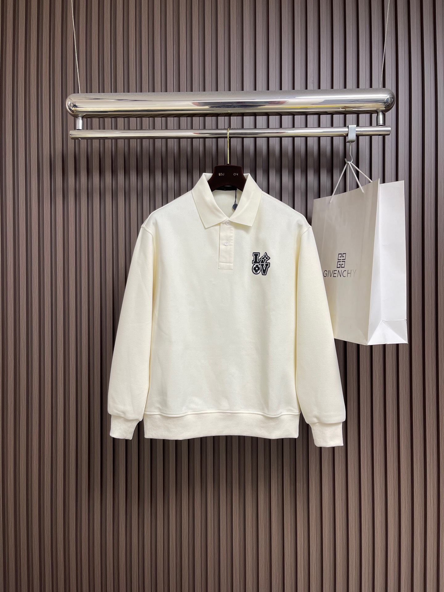 NO:598791,LV 2025FW Autumn and Winter new embroidered patch lapel POLO sweatshirt is made of double-twisted 430g pure cotton sweatshirt fabric. The fabric is woven with double-twisted yarn, which is 40 times stronger than single-strand yarn. It can still maintain the silhouette of the clothes when cut loosely. The os version has a more lazy and loose feel. It is a very simple and fashionable style. The overall design is simple yet individual, making it easy to handle a variety of occasions. Size S-XXL, Louis  vuitton,hoodie,sweatshirts,alexander wang19860909LV 2025FW秋冬新款刺绣仔章翻领POLO卫衣,采用双股双纱430克纯棉卫衣面料,面料采用双股并线加捻的织 造,比单股纱线强度提升40,宽松剪裁时依然能保持衣型轮廓,os版型比较慵懒的松垮感,非常简约时尚的一个款,整体设计简约而不失个性,轻松驾驭多种场合.尺码S-XXL,,louis vuitton,hoodie,sweatshirts,alexander wang,Men's clothing