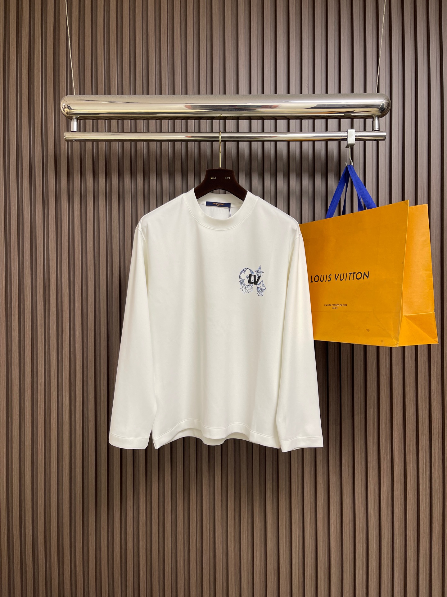 NO:598804,LV 2025SS early autumn new hot diamond offset printed logo long-sleeved T-shirt. The fabric is made of 26s double gauze surface and 10s fish scale base fabric, with 380g ribbing and 21s double gauze frame. It not only ensures the texture and warmth of the clothing, but also highlights the quality in the details. The vuitton three-dimensional offset printing process is exquisite, adding a touch of bright color to the simple design. Size S-XXL S size clothing length 67 bust 110 shoulder width 50.5  M size dress length 69, chest size 114, shoulder width 52, L size dress length 71, chest size 118, shoulder width 53.5,19860909LV 2025SS早秋新款烫钻胶印logo长袖T恤,面料采用26s双纱面和10s鱼鳞底面料,搭配380g罗纹与21s双纱拉架,不仅确保了衣物的质感与保暖性,更在细节处彰显品质,vuitton立体胶印工艺精细,为简约设计增添了一抹亮色.尺码S-XXL S码衣长67胸围110 肩宽50.5 M码衣长69 胸围114 肩宽52 L码衣长71 胸围118 肩宽53.5 XL码衣长73 胸围122 肩宽55 XXL码肩宽75 胸围126 肩宽56.5,,louis vuitton,tees，t-shirt,alexander wang,Men's clothing