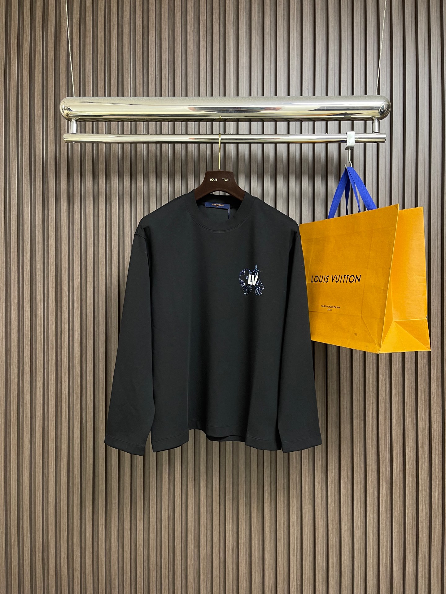 NO:644110,LV 2025SS early autumn new hot diamond offset printed logo long-sleeved T-shirt. The fabric is made of 26s double gauze surface and 10s fish scale base fabric, with 380g ribbing and 21s double gauze frame. It not only ensures the texture and warmth of the clothing, but also highlights the quality in the details. The vuitton three-dimensional offset printing process is exquisite, adding a touch of bright color to the simple design. Size S-XXL S size clothing length 67 bust 110 shoulder width 50.5  M size dress length 69, chest size 114, shoulder width 52, L size dress length 71, chest size 118, shoulder width 53.5,19860909LV 2025SS早秋新款烫钻胶印logo长袖T恤,面料采用26s双纱面和10s鱼鳞底面料,搭配380g罗纹与21s双纱拉架,不仅确保了衣物的质感与保暖性,更在细节处彰显品质,vuitton立体胶印工艺精细,为简约设计增添了一抹亮色.尺码S-XXL S码衣长67胸围110 肩宽50.5 M码衣长69 胸围114 肩宽52 L码衣长71 胸围118 肩宽53.5 XL码衣长73 胸围122 肩宽55 XXL码肩宽75 胸围126 肩宽56.5,,louis vuitton,tees，t-shirt,alexander wang,Men's clothing