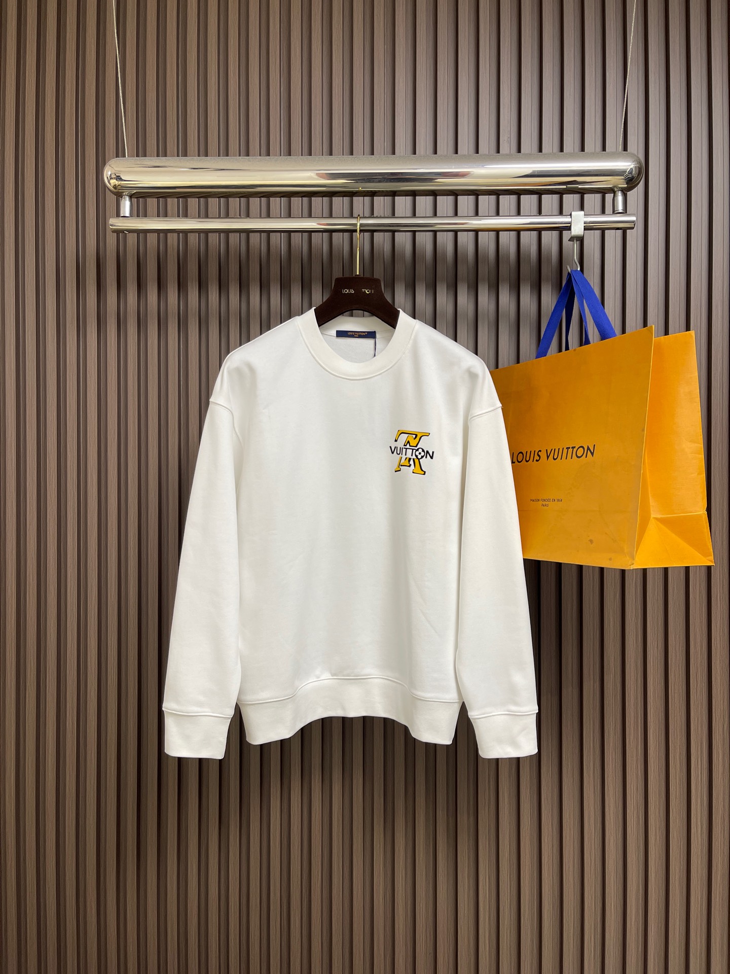 NO:598800,LV 2025SS  LOGO printed round neck long-sleeved sweatshirt, heavy felt knitted cotton, completely restored to the pattern, 420g terry bottom, 32 count, ready-to-wear washed twice, the fabric is comfortable and skin-friendly without any strange feeling, the pattern is soft and waxy, and the printing uses precisely controlled hot melt  It is made by offset printing. Changes in temperature directly affect the gloss and elasticity of the offset printing. The precise offset printing body is smooth and delicate, with bright color. All accessories are customized by opening the mold. It is time-consuming and labor-intensive just to achieve the same consistency as the original version. Sizes S-XL, Louis  vuitton,hoodie,sweatshirts,alexander wang19860909LV 2025SS LOGO印花圆领长袖卫衣,重磅毛毡针织棉,完全对版还原,420克毛圈底32支,成衣两遍水洗处理,面料舒适亲肤无异感,版型松软糯感十足,印花采用精控热熔胶印而成,温度的变化直接影响胶印的光泽和弹性,精准的胶印体光滑细腻,色泽亮丽,开模定制全部辅料配件.耗时耗力只为达到原版一致.尺码S-XL,,louis vuitton,hoodie,sweatshirts,alexander wang,Men's clothing