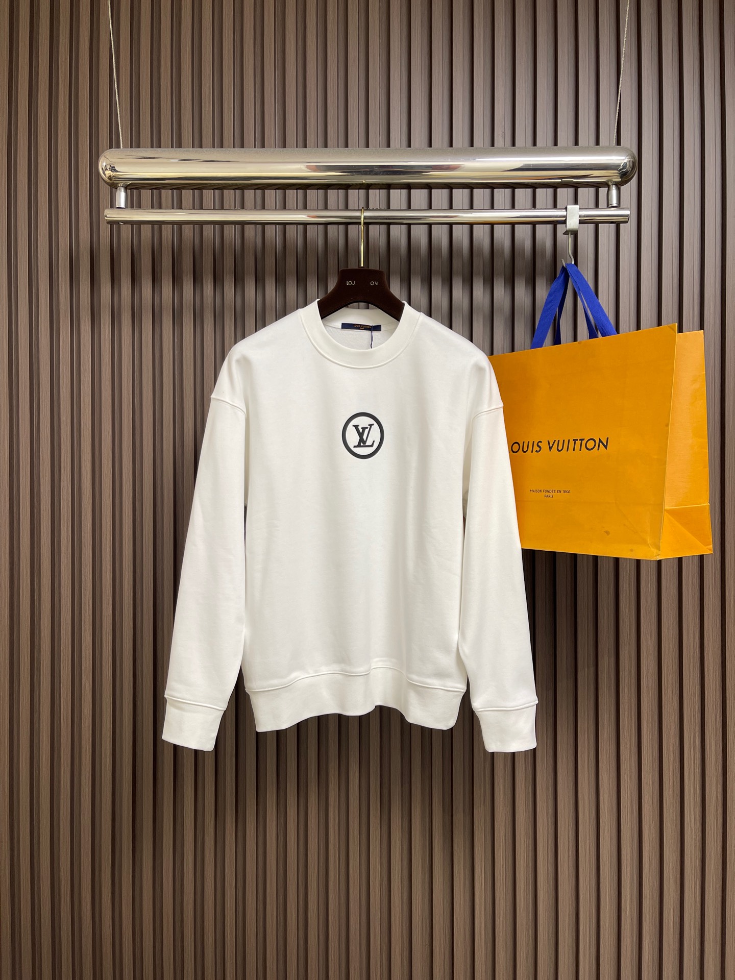 NO:598802,LV nigo co-branded 2025FW early autumn back flocked portrait logo round neck sweatshirt, the logo is exquisitely upgraded, the 420g double-strand large terry fabric is dyed in the same vat, the fabric is very comfortable, fashionable and personalized, a super versatile and good-looking sweatshirt, very suitable for both men and women, a must-have style, tag collar label, washed wheat three standards are complete. Sizes S-XL, Louis Vuitton, hoodie, sweatshirts, Alexander Wang19860909LV nigo联名 2025FW早秋后背植绒人像logo标识圆领卫衣,logo 标识精致升级,420克双股大毛圈面料同缸染面料手感非常舒服,时尚又个性超级百搭好看的一款卫衣,男女都非常合适人手必备款,吊牌领标水洗麦三标齐全.尺码S-XL,,louis vuitton,hoodie,sweatshirts,alexander wang,Men's clothing