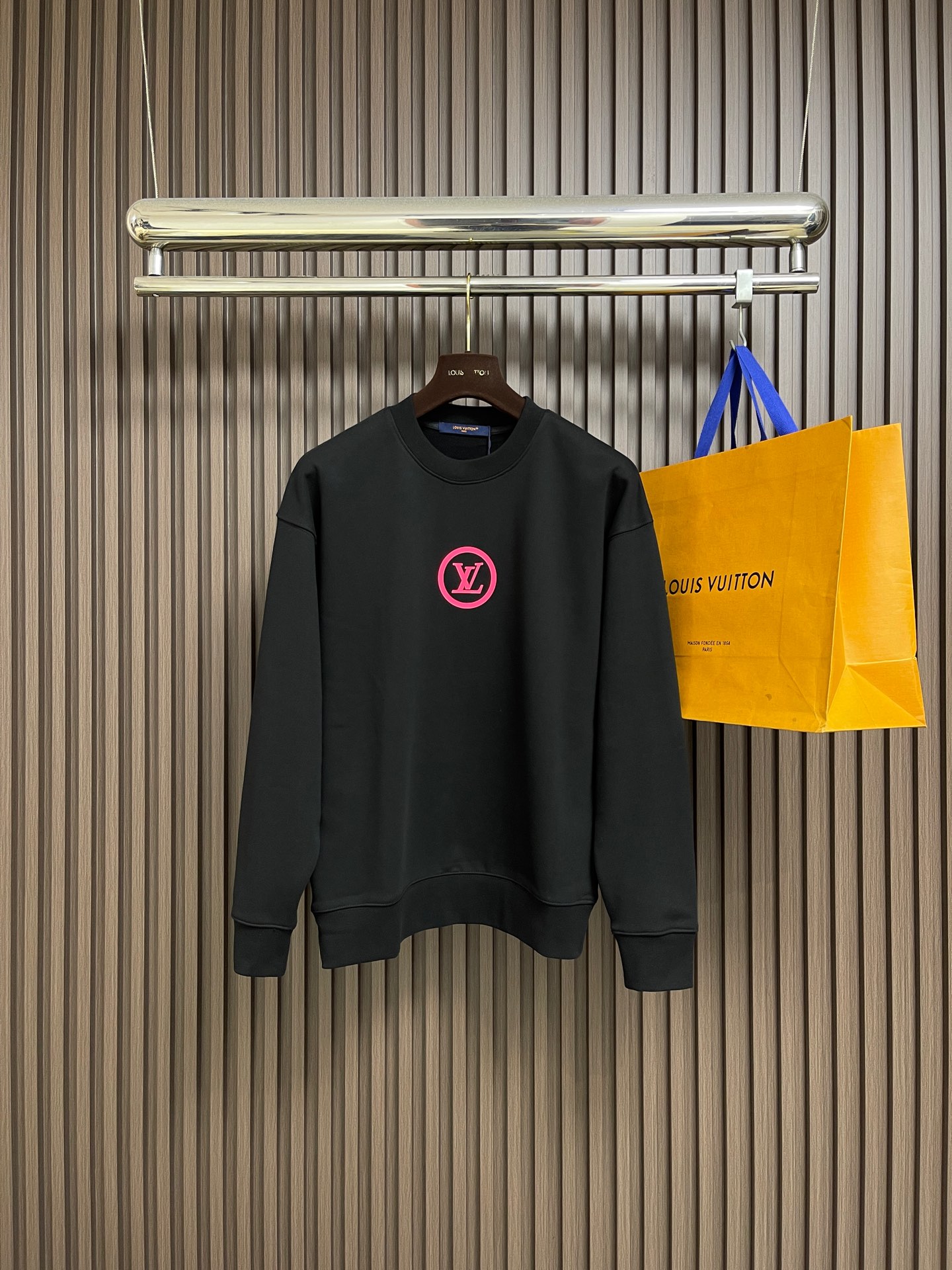 NO:644107,LV nigo co-branded 2025FW early autumn back flocked portrait logo round neck sweatshirt, the logo is exquisitely upgraded, the 420g double-strand large terry fabric is dyed in the same vat, the fabric is very comfortable, fashionable and personalized, a super versatile and good-looking sweatshirt, very suitable for both men and women, a must-have style, tag collar label, washed wheat three standards are complete. Sizes S-XL, Louis Vuitton, hoodie, sweatshirts, Alexander Wang19860909LV nigo联名 2025FW早秋后背植绒人像logo标识圆领卫衣,logo 标识精致升级,420克双股大毛圈面料同缸染面料手感非常舒服,时尚又个性超级百搭好看的一款卫衣,男女都非常合适人手必备款,吊牌领标水洗麦三标齐全.尺码S-XL,,louis vuitton,hoodie,sweatshirts,alexander wang,Men's clothing