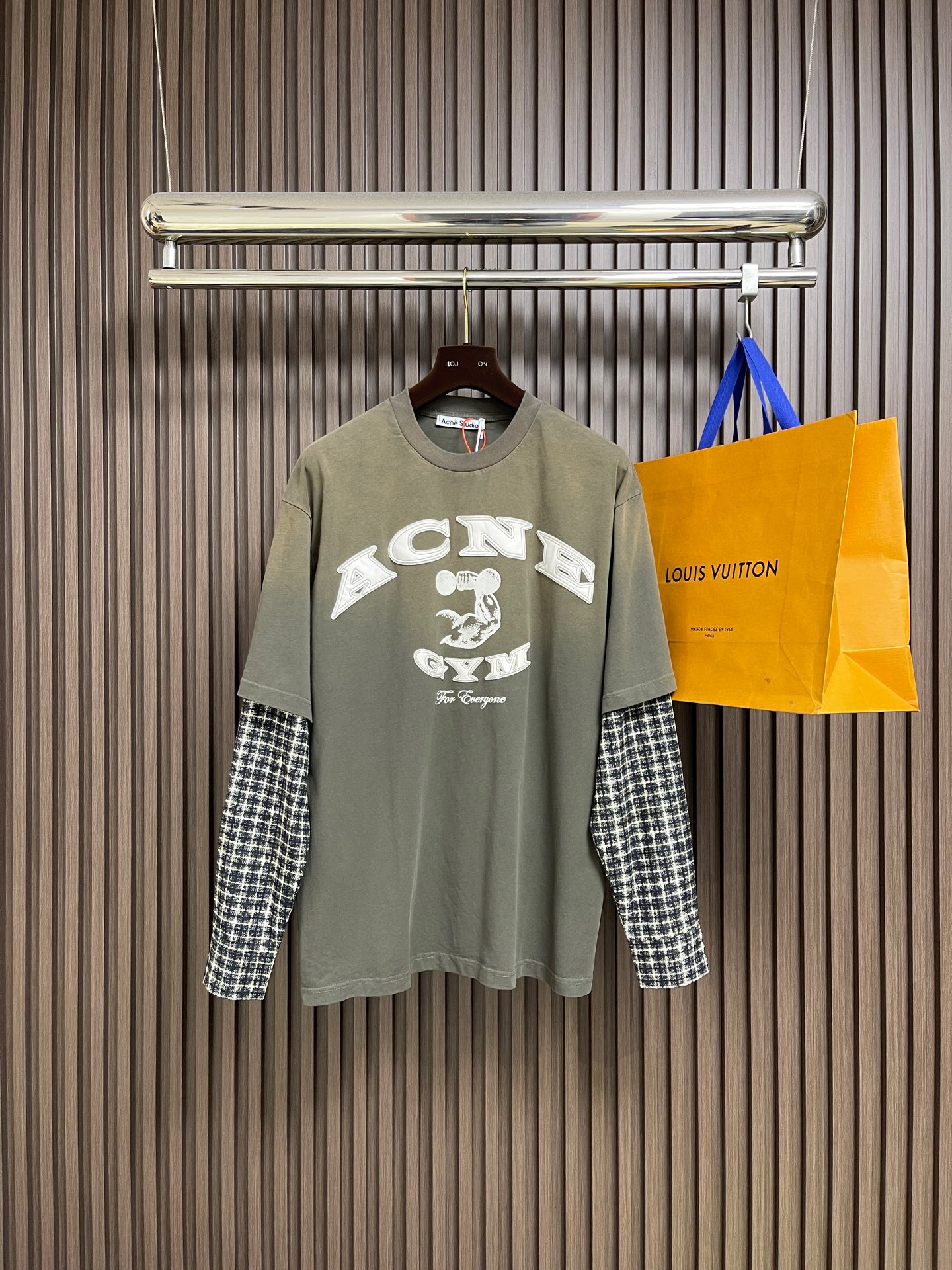 NO:646800,Green White Acne Studios distressed logo fake two-piece long-sleeved T-shirt. The fabric is made of custom elegant cotton double-ply soft plain weave fabric and plaid moire memory plain weave cotton. It is soft, delicate and comfortable to the skin. A hint of calmness and restraint in gray-toned green exudes a quiet and deep beauty. The ACNE GYM logo is outlined with powerful white lines on the body. For Everyone is simple but contains profound meaning.  The old-fashioned effect of inadvertently smudged. Encountering the carrier of retro feelings. Stunning appearance with a fake two-piece version. Cleverly simulates the layering effect and is full of fashionable tension. Make every outfit a fashion feast, using imported machine appliqué embroidery technology. Use advanced computer control system and precise mechanical components to realize ACNE GYM appliqué operation. It presents an embroidery effect with both clarity and three-dimensionality, using glue printing. The printing has been modified by the film screen three times.  Use glue liquid paint to print the pattern on the fabric. Bake the fabric to fix the printed pattern. Gradient aging spray process. By spraying dyes of different colors on the surface of the fabric, the clothes can show rich color changes under different lights. Increase the visual layering. The fabrics have been washed and have a better hand feel. Not easy to deform, not easy to shrink, not easy to fade, and maintain long-term beauty. Sizes S-XL, Acne Studios, Dior, Tees, T-shirt, Alexander Wang19860909绿色 白色 Acne Studios 做旧徽标假两件长袖T恤,面料采用定制雅棉双股绵柔平纹织物 以及格纹云纹记忆平纹棉 柔软细腻 舒适贴肤 一丝沉稳与内敛的灰调绿散发着一种静谧而深邃的美 衣身之上ACNE GYM 徽标以遒劲有力的白色线条勾勒 For Everyone 简洁却蕴含着深刻的寓意 那不经意间晕染的做旧效果 邂逅复古情怀载体 以假两件版型惊艳亮相 巧妙地模拟了叠穿效果 充满了时尚的张力 让每一次穿搭都成为一场时尚的盛宴,采用进口机贴布绣工艺 使用先进的计算机控制系统和精密的机械部件 实现ACNE GYM 贴布绣作业 呈现出清晰度和立体感兼具的刺绣效果,采用胶浆印花 印花经过三次菲林网板修改 使用胶浆液体涂料在织物上打印图案 烘烤织物以固定印刷图案,渐变做旧喷马骝工艺 通过在织物表面喷洒不同颜色的染料 实现衣物在不同光线下呈现出丰富的色彩变化 增加视觉层次感,面料都经过孝洗 手感质感更佳 不易变形 不易缩水 不易褪色 保持长久的美观.尺码S-XL,,acne studios,dior,tees，t-shirt,alexander wang,Men's clothing