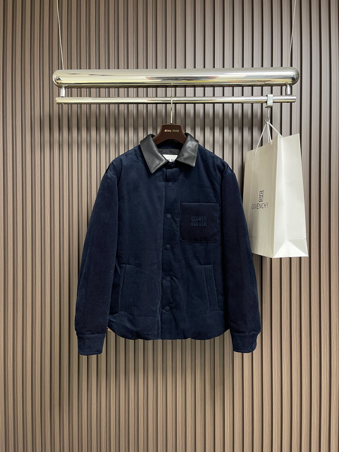 NO:598789,MIUMIU 2025fw leather collar corduroy down jacket. Corduroy fabric is filled with 90 white duck down. The inner fabric of cupro ammonia fiber is close-fitting, comfortable and skin-friendly without pilling. The neckline is made of lambskin conventional collar, and a custom-made original clothing knife is used to cut the patch letters. The mold is first sewn and cut out by hand, and the shapes are pasted one by one to make it perfect. Then a sewing machine is used to sew along the edges. Sizes 46-52,,miumiu,down  jacket,sheepskin,alexander wang19860909MIUMIU 2025fw 皮领灯芯绒羽绒服 灯芯绒面料 90白鸭绒填充,铜氨纤维内里面料特性是贴身舒适亲肤不起球.领口采用小羊皮常规领口,采用定制原衣刀模切割贴片字母,先车缝开模具手剪出形状经过人逐个字母贴出来完美后用针车沿着边缘车缝.尺码46-52,,miumiu,down jacket,sheepskin,alexander wang,Men's clothing