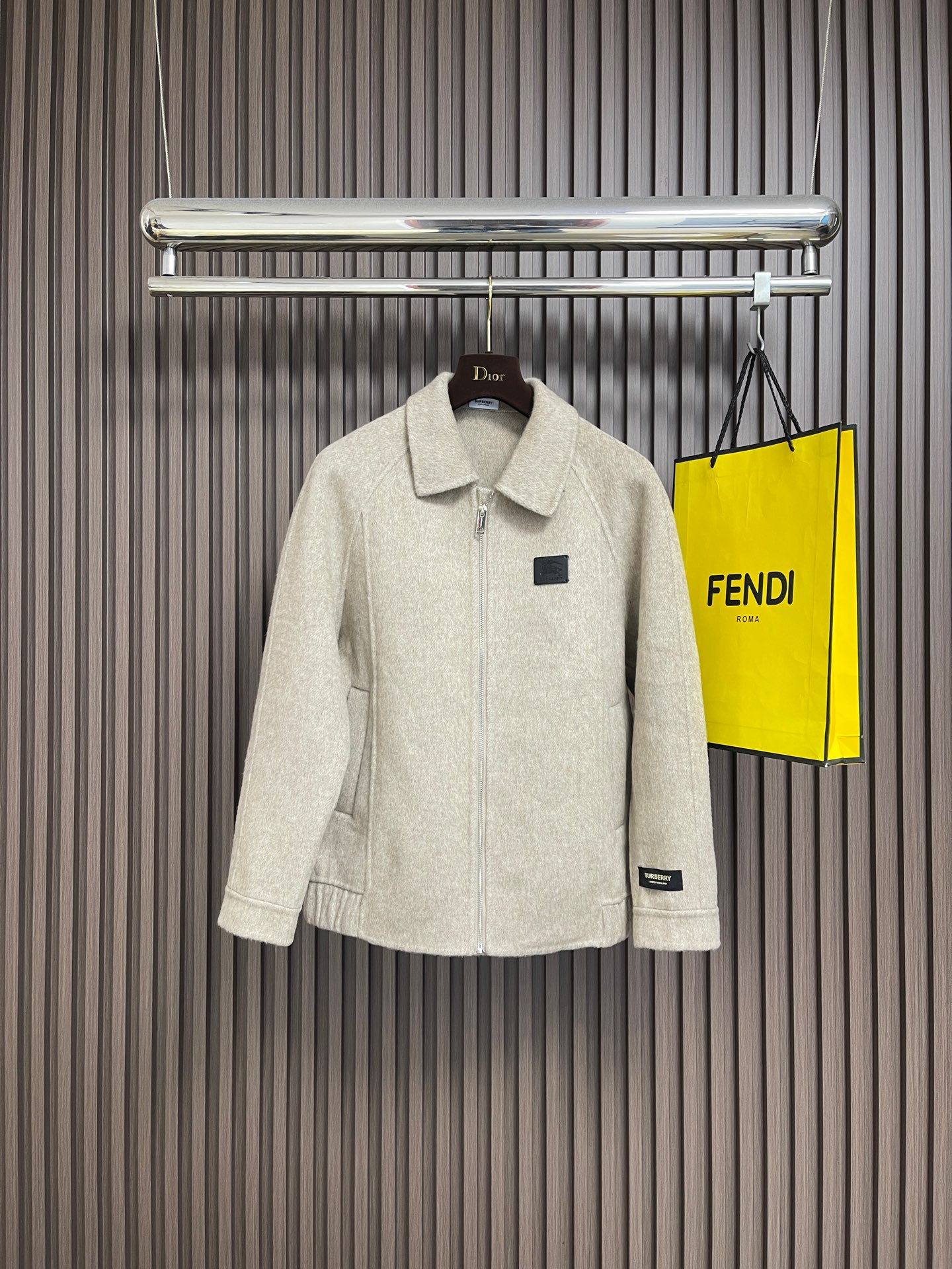 NO:646823,Burberry 2025SS new autumn and winter men's wool cashmere jacket, stylish and stylish, the original model will never go out of style. Exquisite texture and simple lines - main label, wash label, hardware. Details determine quality. It is mainly sculptural and sexy curve cutting, which has an indescribable classic elegance. High-quality wool has its own fluffiness, is light and soft, and is double-sided wool. It is the king to be both inside and outside.  This jacket has a smart and neat tailoring, which is stable yet fashionable. It can help resist the cold wind and improve the warmth retention function. The simple and elegant style highlights the extraordinary fashion. The must-have size for warm men is M-3XL,, burberry, jackets & coats, alexander wang19860909Burberry 2025SS秋冬新款男士羊毛羊绒外套,有型有款,原版开模这个版型万年不过时 精致的质感与简单的线条﹣主标、洗标、五金 细节决定品质 以雕塑性感曲线剪接为主有着一种无法形容的经典优雅气质,优质的毛呢是自带蓬松度 又轻又软 双面毛呢 内外兼修才是王者 此款外套拥有干练利落的剪裁,稳重而不失时尚格调,有助抵御寒风吹入,提升保暖功能.简约大气彰显时尚不凡 暖男必备尺码M-3XL,,burberry,jackets & coats,alexander wang,Men's clothing