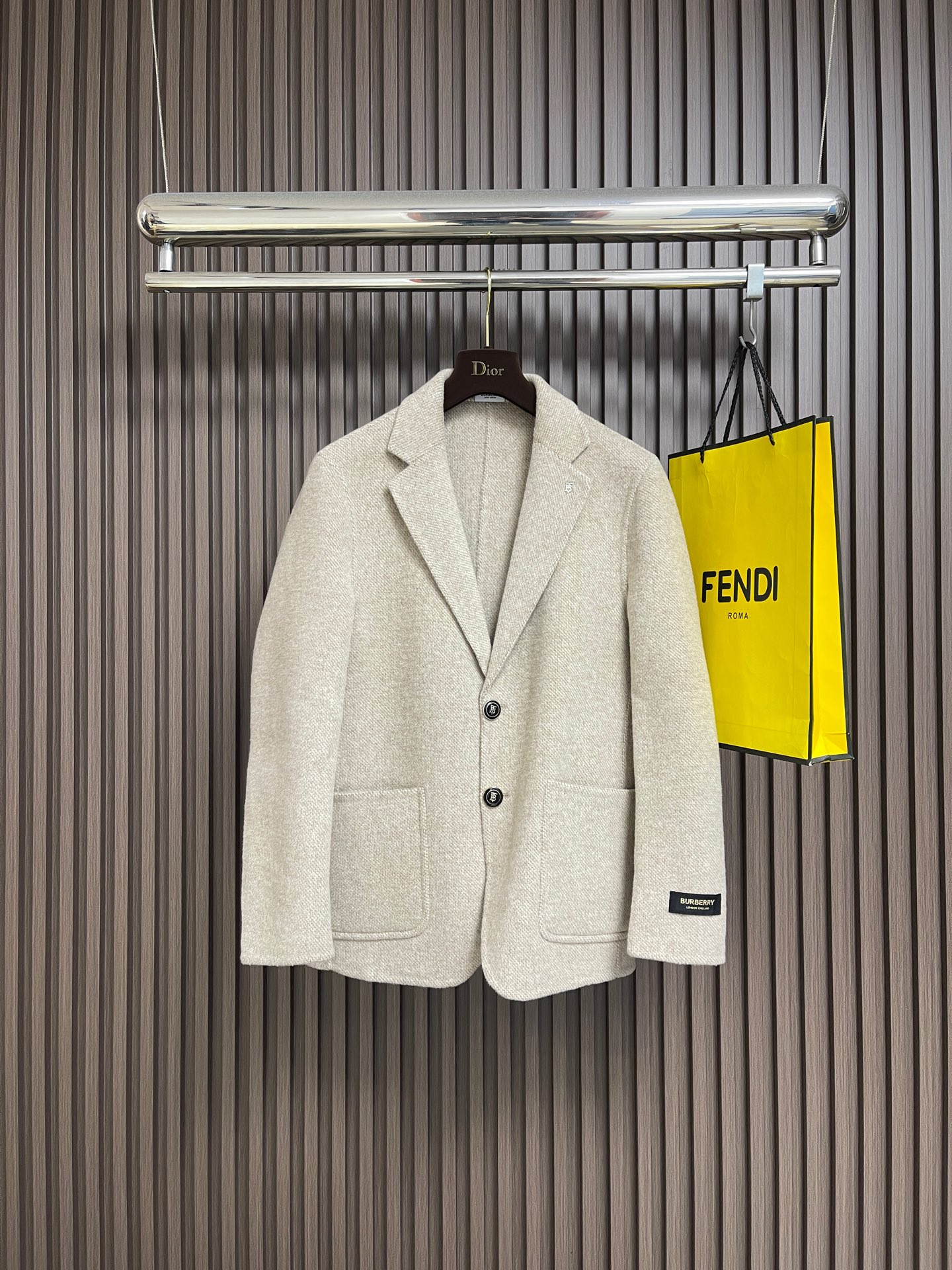 NO:644106,Burberry 2025aw autumn and winter new jacket woolen jacket, classic double-sided woolen technology, all accessories are custom-made with molds, details are in place, using woolen fabrics supplied by customers, washed and treated, comfortable to the touch. Size M-3XL is too small,,burberry,jackets & coats,jackets & coats,alexander wang19860909Burberry 2025aw秋冬新款夹克毛呢外套,经典双面毛呢工艺,所有配件开模定制,细节到位,采用客供毛呢面料,经过洗水处理,手感舒适 尺码M-3XL 偏小,,burberry,jackets & coats,jackets & coats,alexander wang,Men's clothing