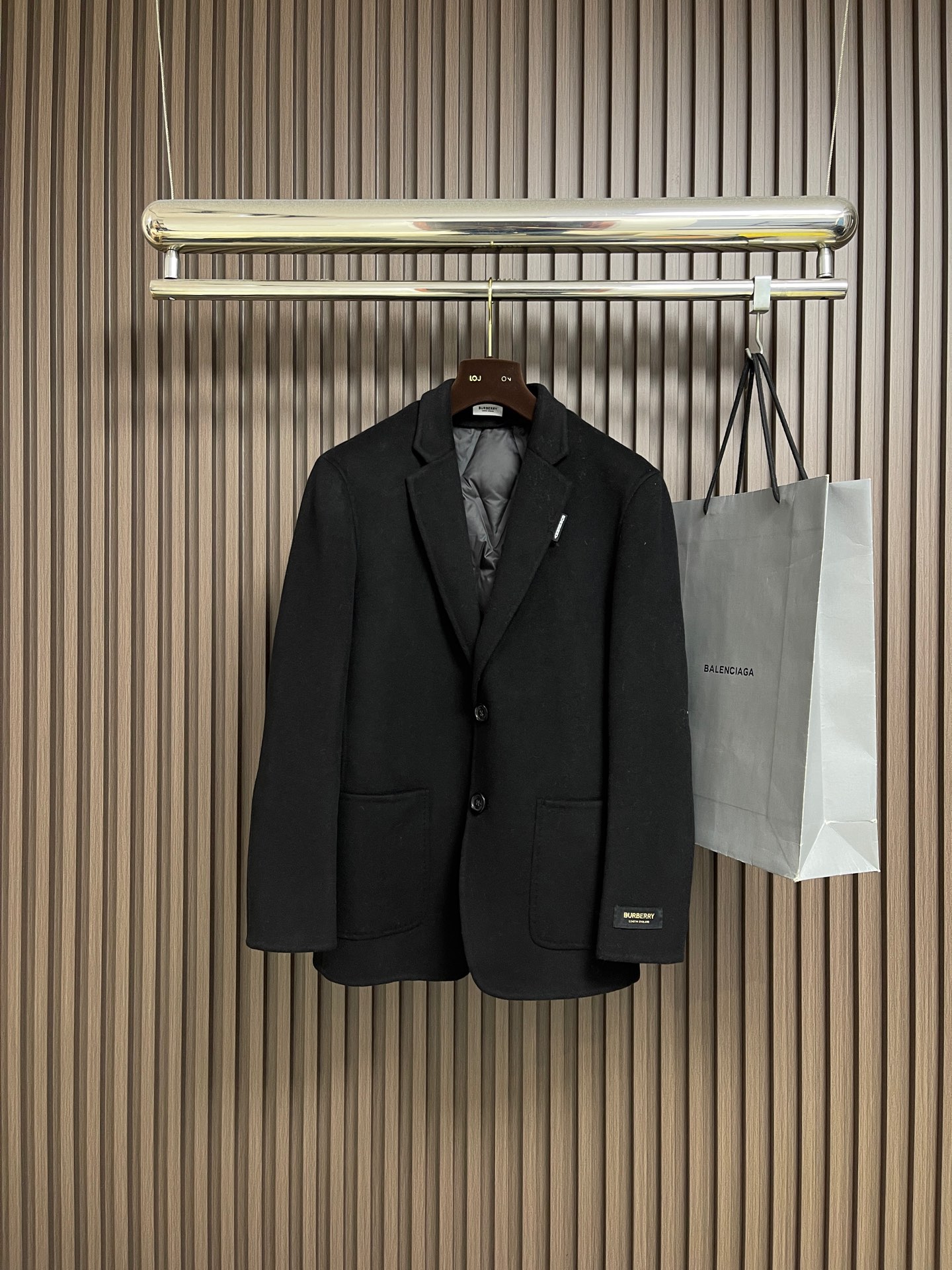 NO:600148,Burberry 2025SS handmade woolen cashmere wool jacket.  Each piece is sewn by hand.  The interior is seamless, with simple small lapels and a straight micro silhouette. The overall design is minimalist and youthful at the same time. It is made of cashmere.  The wool is specially processed with equipment imported from Italy, which makes the texture of the cloth quite excellent. It has a fluffy and saturated velvet texture. The fabric is soft, delicate and high-grade, and the garment has super wrinkle resistance. The entire jacket is hand-sewn by a master craftsman, one stitch at a time, and is produced with ingenuity. Dark wiring is used to outline the edges and three-dimensional contours, keeping the garment minimalist while showing the craftsmanship value. Every line and proportion has been carefully arranged. Sizes M-4XL  One size too small,,burberry,jackets & coats,jackets & coats,alexander wang19860909Burberry 2025SS手工毛呢羊绒羊毛夹克外套．每一件都是纯手工缝制而成．内里无缝,精简的小翻领,直身的微廓形,整体偏极简,同时偏年轻.采用羊绒．羊毛经意大利进口设备特殊工艺加持,使得布面的质感相当优秀,蓬松饱和的立绒质感,面料柔软,细腻高级,成衣具有超强抗皱性.整件外套由老师傅一针一线纯手工缝制,匠心出品,采用暗走线来勾勒边缘及立体轮廓,保持成衣极简的同时又尽显工艺值,每一条走线与比例都经过精心安排.尺码M-4XL 偏小一个码,,burberry,jackets & coats,jackets & coats,alexander wang,Men's clothing