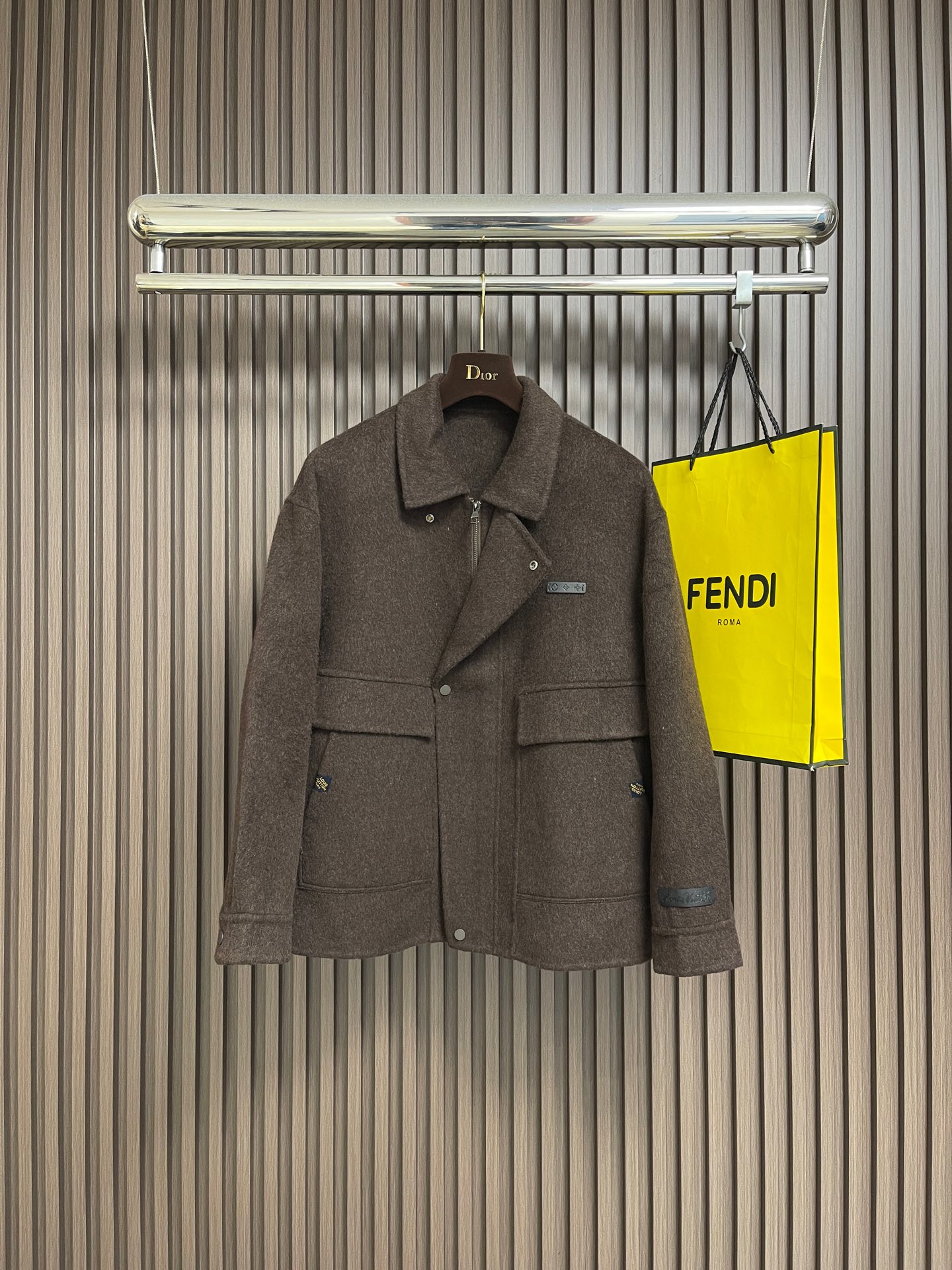 NO:598811,LV FW autumn and winter woolen suit jacket, the unique leather patch decoration details on the chest add a sense of design to the look. It perfectly interprets the brand concept of low-key simplicity without losing elite style, allowing you to appear perfectly in any occasion, sizes M-3XL,, louis vuitton, jackets & coats, business suit, alexander wang19860909LV FW秋冬毛呢西装外套,独特的胸前皮质仔章装饰细节为造型增添一份设计感.完美诠释了低调简约而又不失精英格调的品牌理念,让您在任何场合都以完美的姿态出现,尺码M-3XL,,louis vuitton,jackets & coats,business suit,alexander wang,Men's clothing