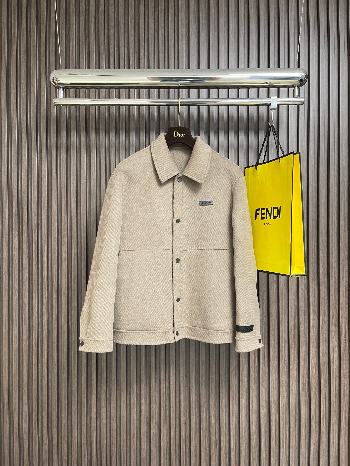 NO:600163,LV 2025FW autumn and winter woolen suit jacket, the unique leather patch decoration details on the chest add a sense of design to the look. It perfectly interprets the brand concept of low-key simplicity without losing elite style, allowing you to appear perfectly in any occasion, size M-3XL,, louis vuitton, jackets & coats, business suit, alexander wang19860909LV 2025FW秋冬毛呢西装外套,独特的胸前皮质仔章装饰细节为造型增添一份设计感.完美诠释了低调简约而又不失精英格调的品牌理念,让您在任何场合都以完美的姿态出现,尺码M-3XL,,louis vuitton,jackets & coats,business suit,alexander wang,Men's clothing