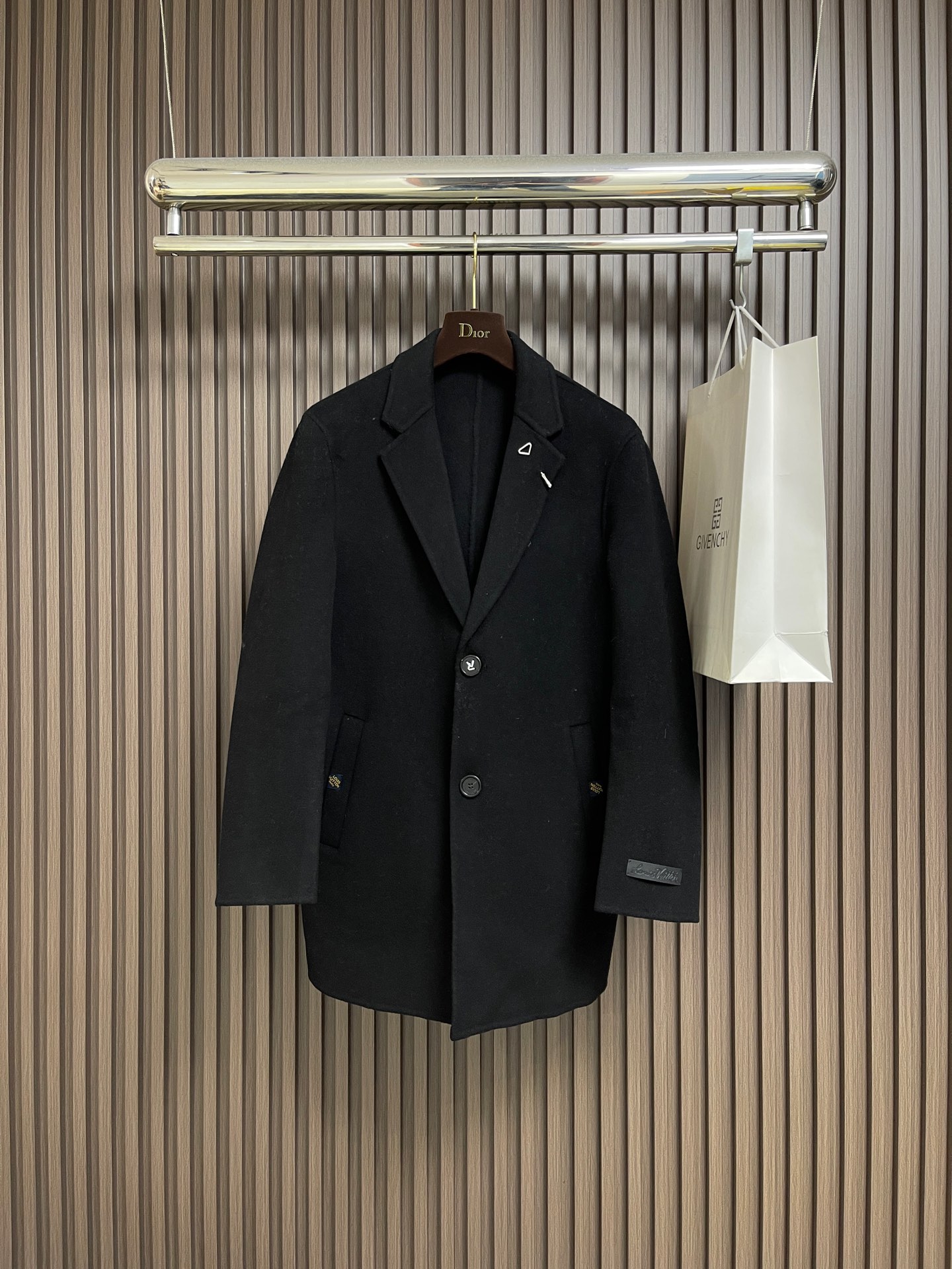 NO:646851,LV 2025FW autumn and winter woolen mid-length suit jacket, customized hardware logo brooch on the collar, and engraved logo buttons for more texture. The overall details of the woolen suit fabric are in place. Sizes M-4XL, Louis Vuitton, jackets & coats, business suit, brooch, breastpin, alexander wang19860909LV 2025FW秋冬毛呢中长款西装外套,衣领定制的五金logo胸针,配上刻字logo扣子更显质感 毛呢西服面料 整体细节很到位.尺码M-4XL,,louis vuitton,jackets & coats,business suit,brooch，breastpin,alexander wang,Men's clothing