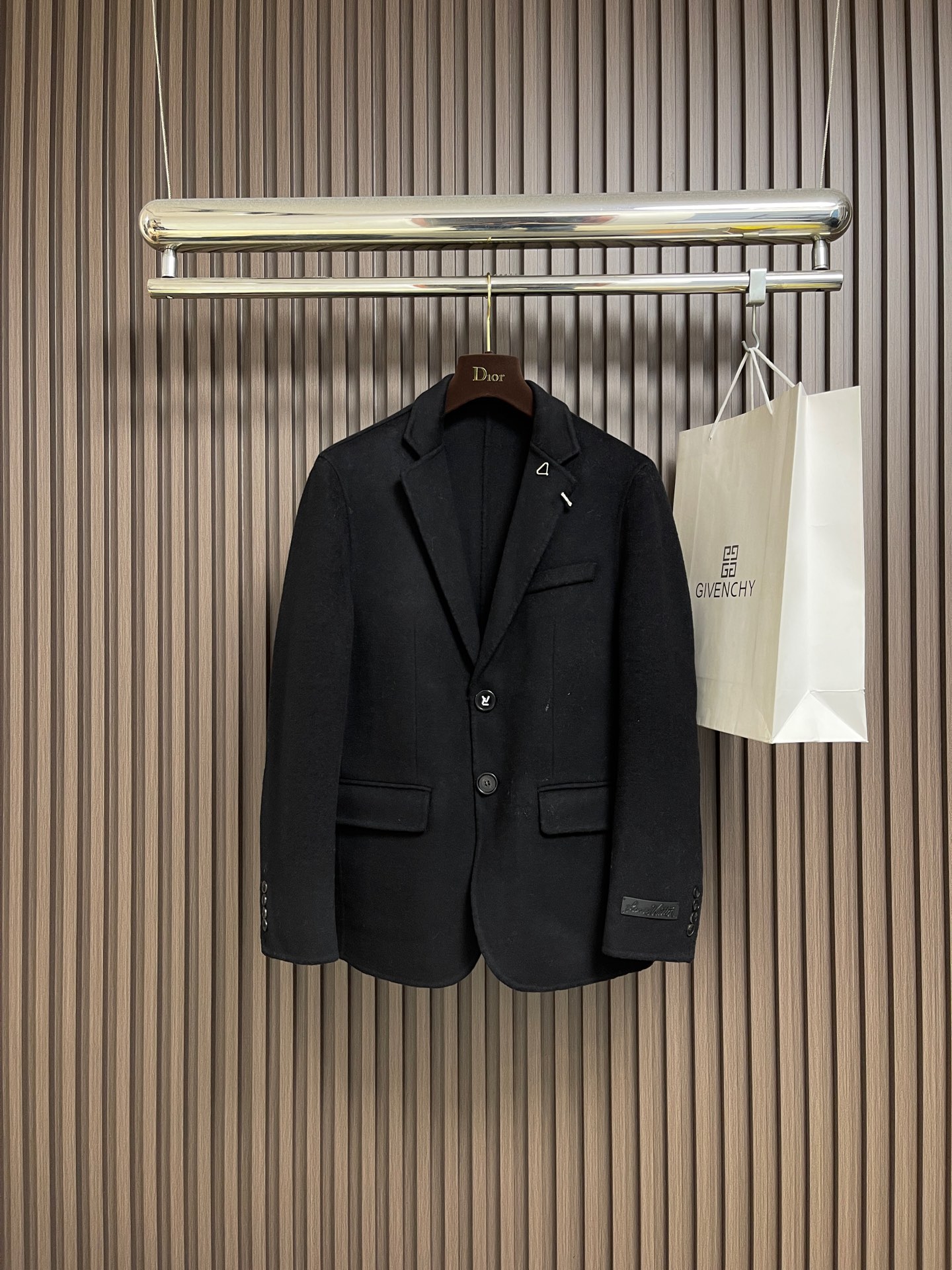 NO:598795,LV 2025FW autumn and winter woolen mid-length suit jacket, customized hardware logo brooch on the collar, and engraved logo buttons for more texture. The overall details of the woolen suit fabric are in place. Sizes M-4XL, Louis Vuitton, jackets & coats, business suit, brooch, breastpin, alexander wang19860909LV 2025FW秋冬毛呢中长款西装外套,衣领定制的五金logo胸针,配上刻字logo扣子更显质感 毛呢西服面料 整体细节很到位.尺码M-4XL,,louis vuitton,jackets & coats,business suit,brooch，breastpin,alexander wang,Men's clothing