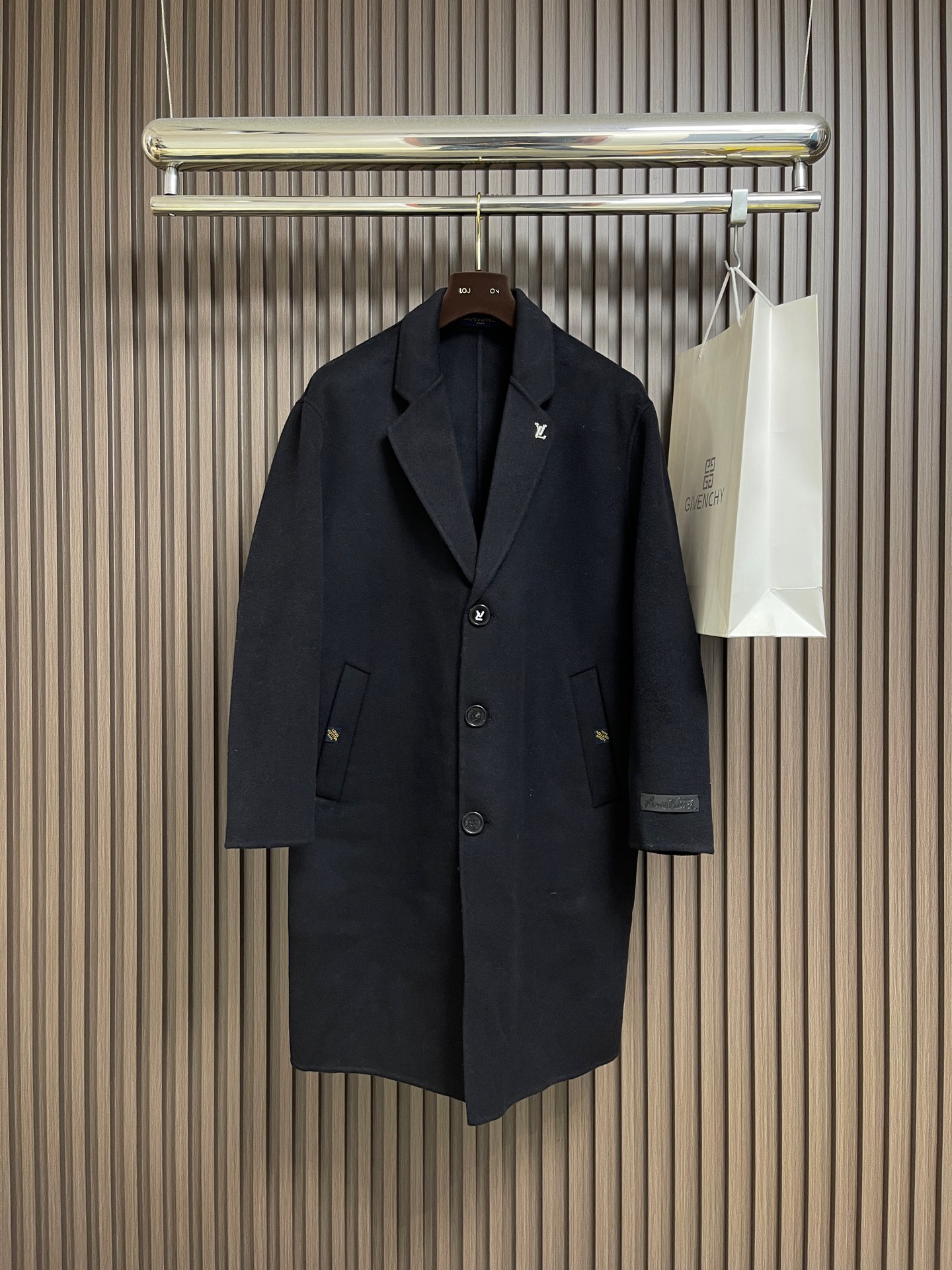 NO:600149,LV 2025FW Autumn and Winter Woolen Suit Jacket. Customized fabric with more texture. Every detail is considered. The workmanship is really exquisite. The wiring is fine and well-proportioned. There are no excess threads. High-quality fashion. It is the best product for various occasions, whether it is business or leisure!  It is definitely an eye-catching style that you cannot miss. It shows the fashionable charm. Sizes M-3XL are one size larger, Louis Vuitton, jackets & coats, business suit, alexander wang19860909LV 2025FW秋冬毛呢西装外套 定制面料 更加有质感 在细节上考虑的面面俱到 做工真的极其精湛 走线细密匀称 毫无多余线头 高品质时装 无论是商务还是休闲时候都能胜任各种场合的最佳强货！绝对是不容错过的吸睛款 尽显时尚魅力风尚.尺码M-3XL 偏大一个码数,,louis vuitton,jackets & coats,business suit,alexander wang,Men's clothing