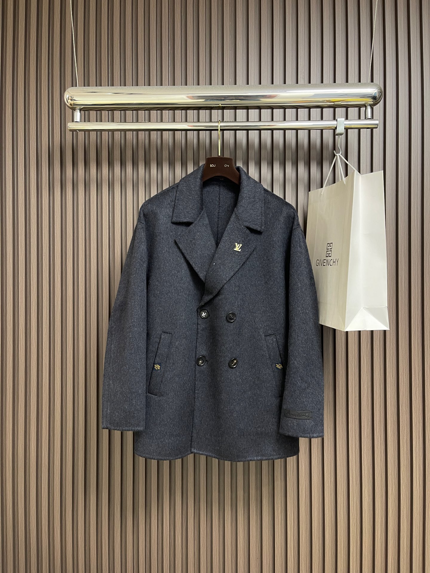 NO:600143,LV 2025FW autumn and winter woolen mid-length suit jacket, customized hardware logo brooch on the collar, and engraved logo buttons for more texture. The overall details of the woolen suit fabric are in place. Sizes S-XXL are too large, Louis Vuitton, jackets & coats, business suit, brooch, breastpin, alexander wang19860909LV 2025FW秋冬毛呢中长款西装外套,衣领定制的五金logo胸针,配上刻字logo扣子更显质感 毛呢西服面料 整体细节很到位.尺码S-XXL 偏大,,louis vuitton,jackets & coats,business suit,brooch，breastpin,alexander wang,Men's clothing