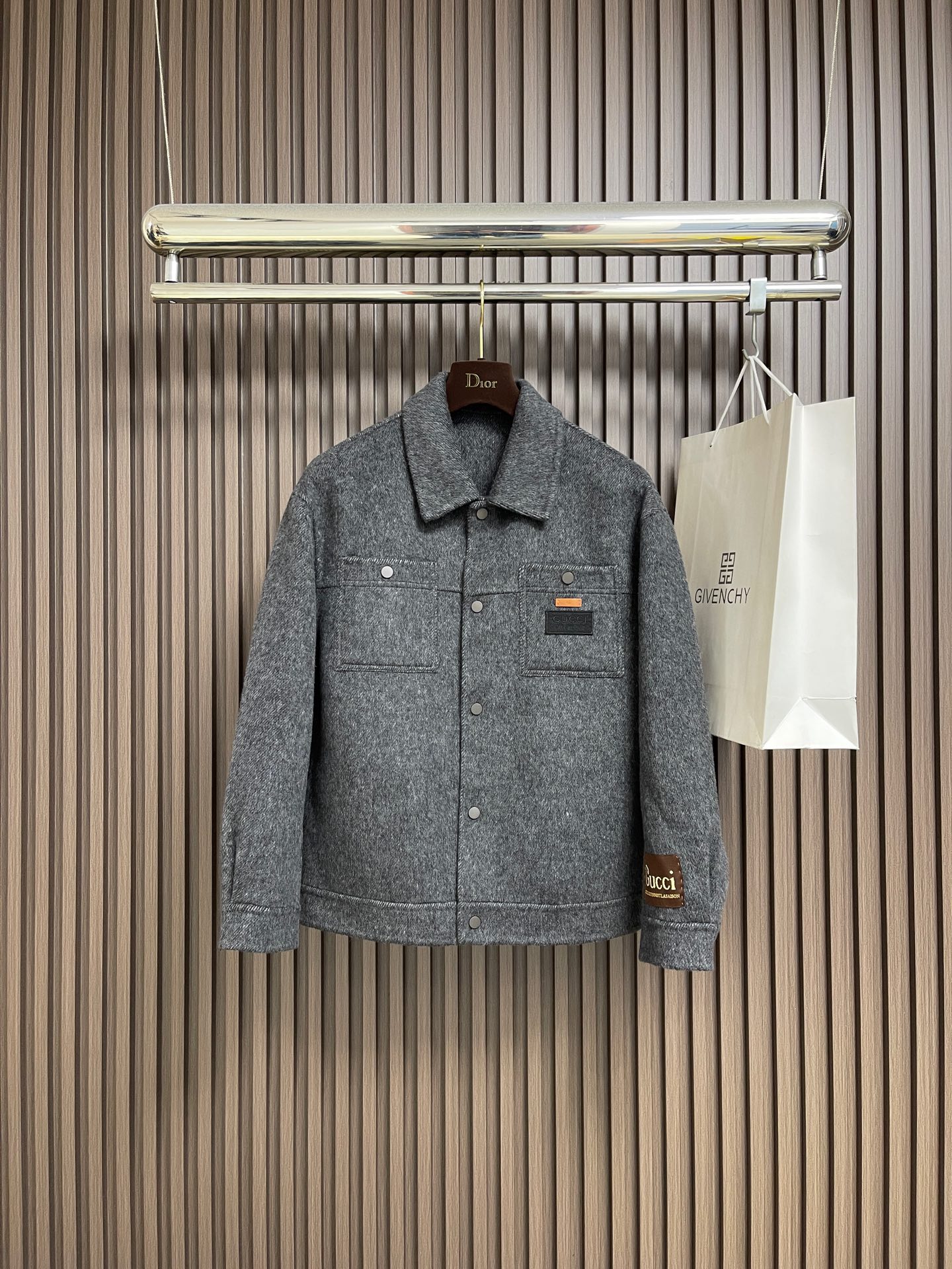 NO:646858,Gucci 2025SS new autumn and winter suit style woolen jacket, cuff logo logo embellishment, British style retro suit jacket, the upper body is full of the word 'accent', imported ultra-fine wool and pure cotton, it looks like high-end fabrics. This fabric is all custom-woven. There are no good products from regular manufacturers outside, and there is nothing picky about it. Sizes M-3XL, gucci, jackets & coats, business suit, alexander wang19860909Gucci 2025SS秋冬新款西装款毛呢外套,袖口logo标识点缀,英伦风的复古西装外套,上身满满的都是腔调两个字,进口超细羊毛加纯棉一看就是高档的面料 这种面料都是定织的 外面根本就没有 正规大厂途径出来的好货,无任何有挑剔的地方.尺码M-3XL,,gucci,jackets & coats,business suit,alexander wang,Men's clothing