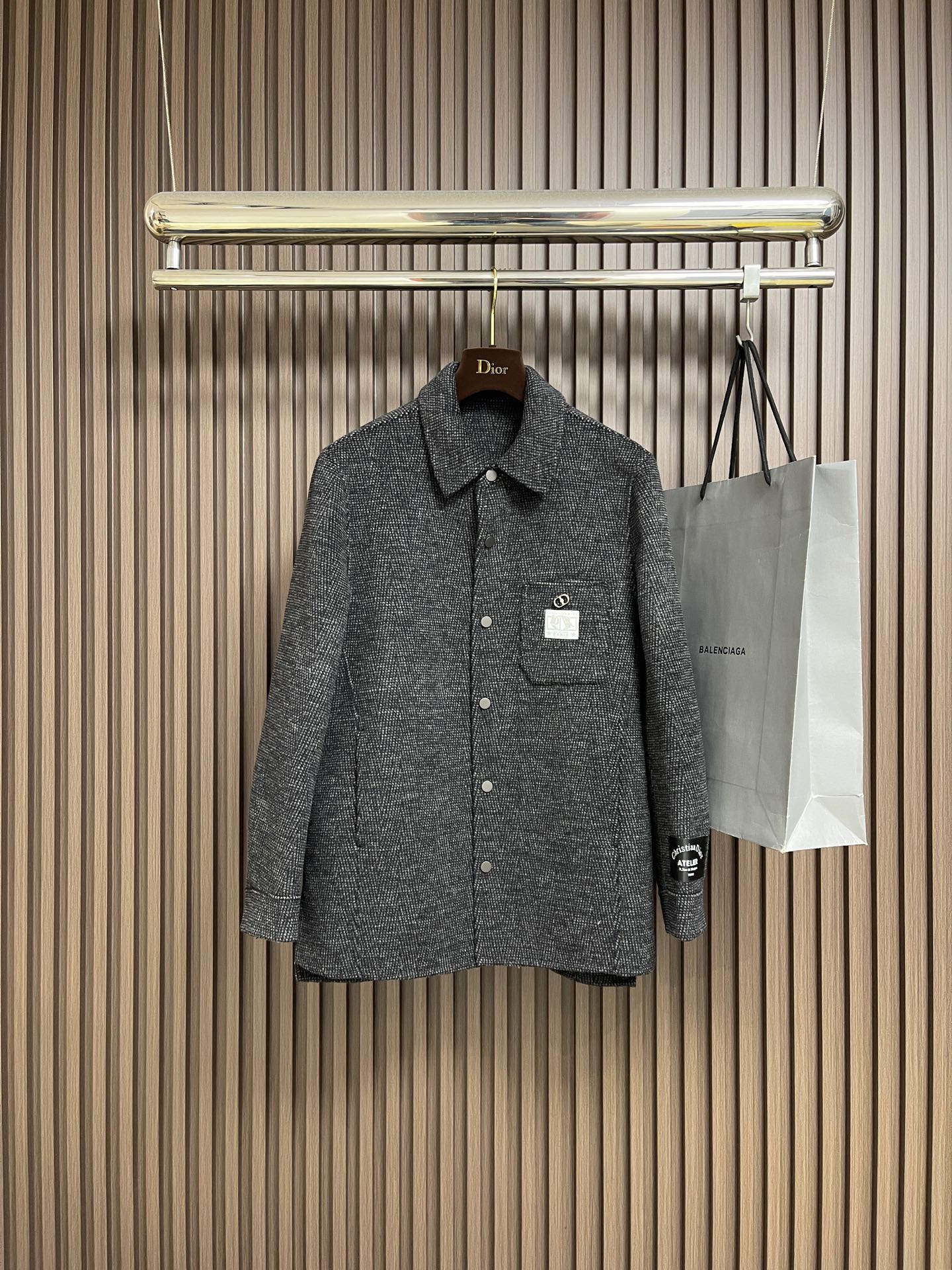 NO:600142,Dior men's lamb fleece coat is cold-proof and warm. It is simple, neat and refreshing for business. The quality workmanship details can withstand any form of inspection. It is definitely produced by a major factory and presents a brand new look, giving you a unique upper body experience!  All have gone through a strict selection process, original custom-made buttons, simple, elegant and versatile styles. The upper body is elegant and handsome, giving you a brand new sense of sight!  The appearance is incomparable, the details are in place, the upper body is not picky, the size is M-3XL slim, dior, jackets & coats, alexander wang19860909Dior 男士羊羔绒毛呢外套大衣 防寒保暖 简洁利落又清爽商务,品质做工细节经得起任何形式检验,绝对大厂代工出品 呈现一种焕然一新,赋予你与众不同的上身体验！均经过严格的挑选工序,原版定制纽扣,简约大方百搭款 上身优雅帅气,焕然一新的即视感！品相无敌,细节都很到位,上身不挑人,尺码M-3XL 修身,,dior,jackets & coats,alexander wang,Men's clothing