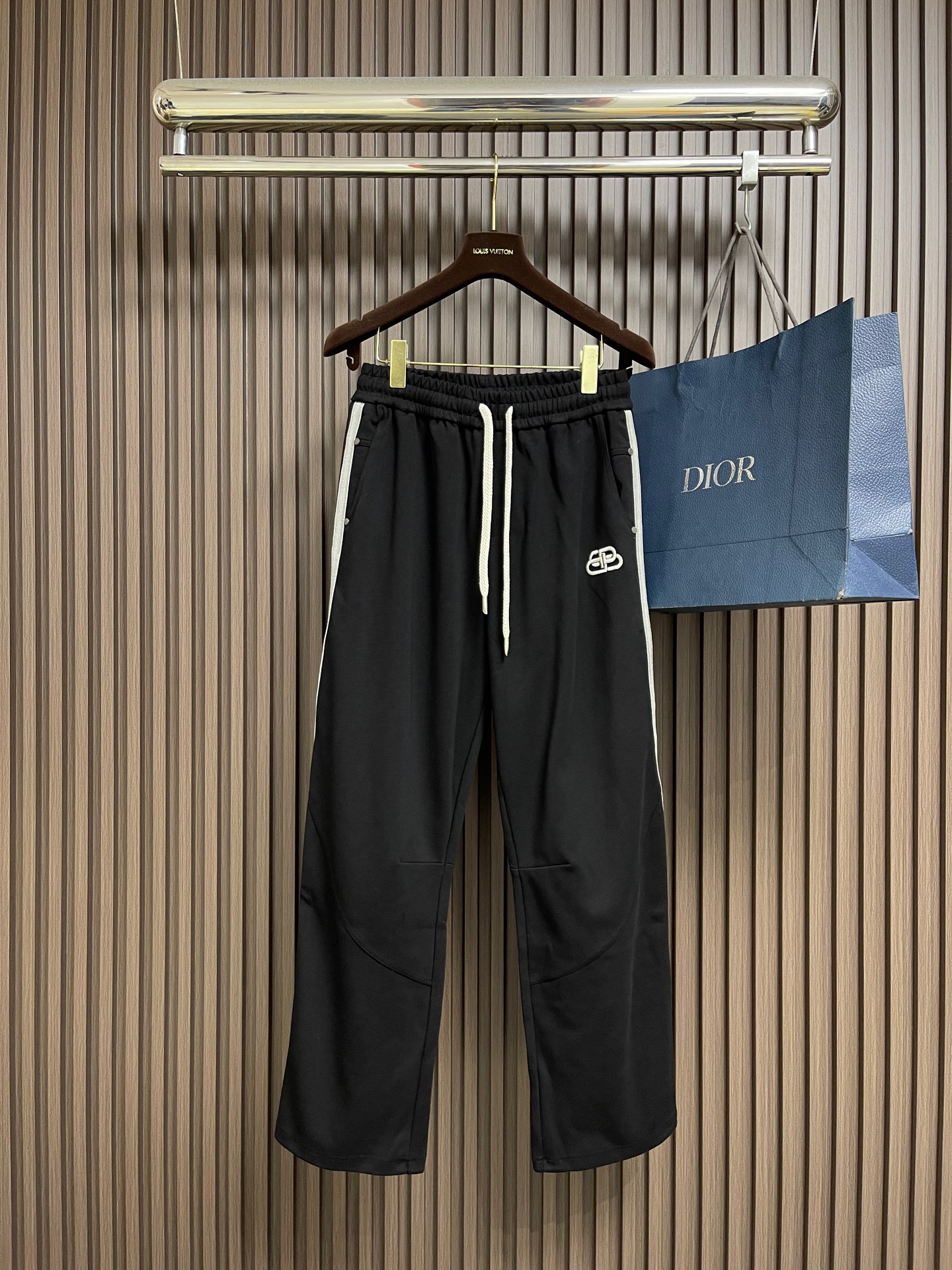 NO:600134,Balenciaga 2025SS early autumn new straight-leg casual sweatpants, simple and fashionable new custom-made fabrics, comfortable to wear, low-key yet luxurious, fashionable and high-end design, needless to say the trousers style and cut, the upper body is exquisite and vivid.  Really first-class, top-quality materials. Really top-notch elastic waisted straight pants. The quality is outstanding. They have been washed with heavy water to make them very soft!  Not picky, the upper body is absolutely stylish and extremely luxurious. Sizes M-XXL, balenciaga, alexander wang19860909Balenciaga 2025SS早秋新款直筒休闲卫裤,简约时尚新款定制面料,身穿手感舒适 低调不失奢华 设计时尚高端 裤型款式和裁剪亦无需多言 上身精致跃然．真正一等一顶级质料 真正殿堂级的松紧腰直筒裤,品质卓然,经过重水洗使得很柔软！不挑人 上身绝对的有型 极度奢华.尺码M-XXL,,balenciaga,alexander wang,Men's clothing