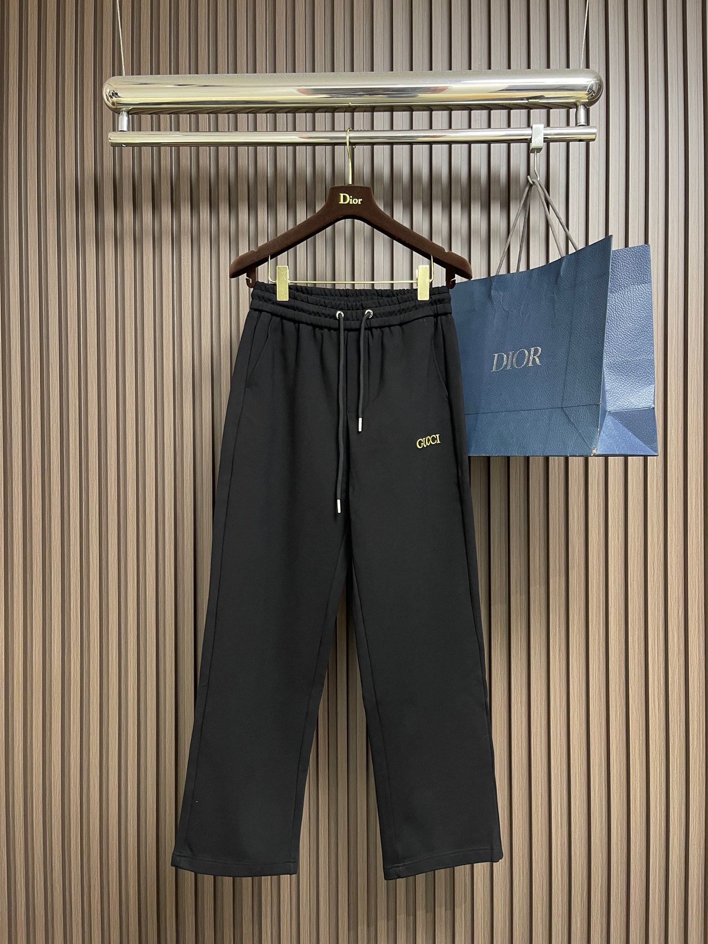 NO:600128,Gucci's new all-match casual pants are elegant, fashionable and natural. The style is simple and elegant. It is made of a classic straight version. It is light and practical to wear and can be adapted to more body types. It can modify the shape of the legs and exude a proud aura that is different from others from the inside out. The pure cotton imported stretch fabric allows you to feel the most comfortable wearing experience to the greatest extent. It is breathable, skin-friendly, soft and delicate. Sizes M-XXL, gucci, alexander wang19860909Gucci 新款百搭休闲裤 典雅时尚又具有自然 款式简单大方,经典的直筒版型打造,轻简实穿同时也能适配更多体型的穿着,可以修饰出挺括修长的腿型,能自内而外的散发出区别于他人的傲人气场.纯棉进口弹力面料,最大程度让你感受到最舒适的穿着体验,透气亲肤柔软细腻.尺码M-XXL,,gucci,alexander wang,Men's clothing
