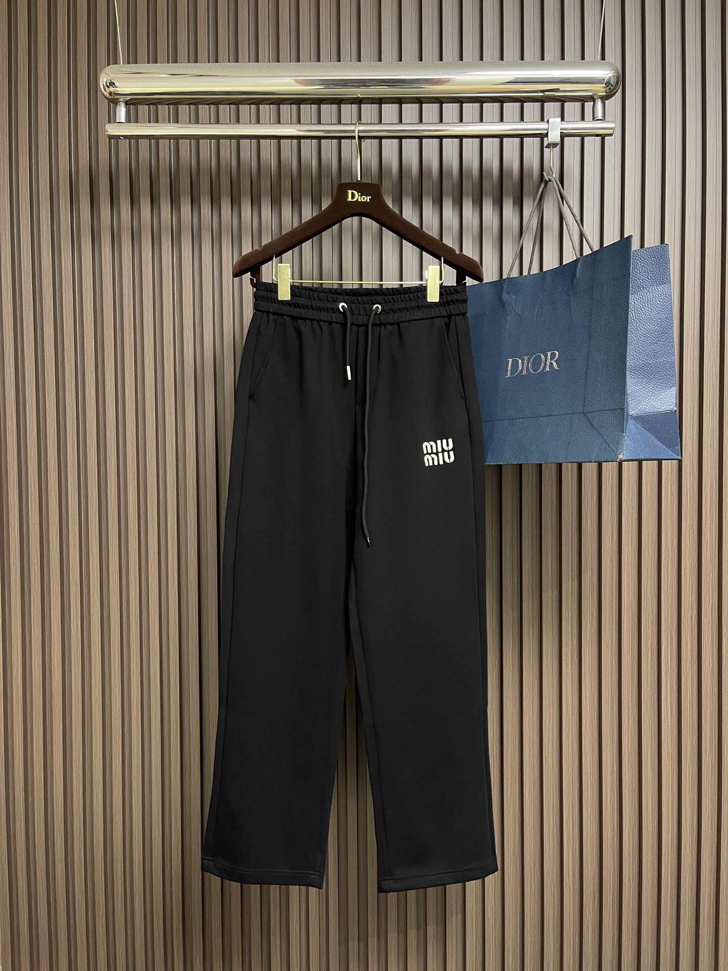 NO:600131,miumiu 2025ss loose straight casual pants, sports style and high street style are harmonious, easy to wear and stylish, and does not limit the body shape, and is friendly to the modification of the leg shape, especially suitable for people who like concave shapes!  Made of imported twill cotton fabric supplied by customers, it is crisp and skinny, with excellent skin-friendly breathability!  The classic logo is used on the front pocket of the trousers, and the words are full and textured, highlighting the extraordinary status and luxury class!  It makes the wearing effect even more handsome and stylish. It is the best choice for those who require high precision in their new shape!  Size M-XXL,,miumiu,alexander wang19860909miumiu 2025ss宽松直筒休闲裤,运动风格与高街风融洽一起,好穿又有型,并且不限制身材穿着,对腿型的修饰又很友好对喜欢凹造型的人特别适合！客供进口斜纹棉质面料制作而成,挺括有骨感,具有优越的亲肤透气性！裤身前幅口袋上采用经典徽标logo,字样饱满有质感凸显不凡身份与奢华档次！令穿着效果更是帅气有型是朔型要求高精准人士的不二之选！尺码M-XXL,,miumiu,alexander wang,Men's clothing