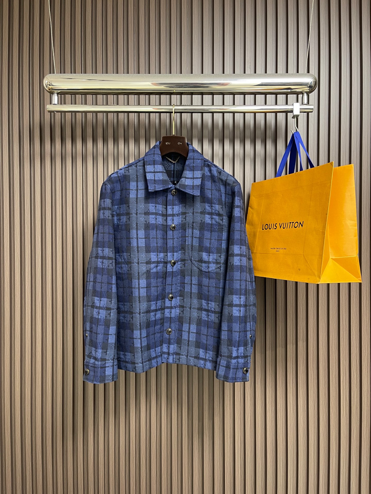 NO:646787,Tops pants LV  2025SS plaid jacquard denim jacket and jeans suit, made of high-count blended woven fabric, which combines cotton and polyester fiber materials. It feels soft and waxy with a matte texture. It has both moderate warmth and breathability when worn. The fabric has been pre-shrunk and suitable for daily wear.  It is not easy to shrink and deform, taking into account both comfort and durability; the neckline adopts a classic lapel design, with hemming technology of the same fabric, and the collar is stiff and not easy to collapse. It can not only adapt to the neat feeling of formal occasions, but also create a relaxed atmosphere for casual wear; the body of the garment is based on a gradient blue plaid pattern.  Incorporating the brand's dark jacquard elements, the plaid lines are clear and regular, and the jacquard texture is delicate and hidden in the plaid, low-key highlighting the brand recognition. The color level transitions from deep indigo to light purple blue, giving it a more textured and high-end feel visually; the placket is opened and closed with metal-textured buttons.  The surface is treated with matte sand, which echoes the color of the body and improves the sophistication of details; the overall shape is fit and slightly loose, with a natural shoulder drop design at the shoulder line, which can modify the shoulder shape without restricting movement, and is suitable for most body shapes; sizes S-XL, Louis  vuitton,jeans,jackets & coats,alexander wang19860909上衣 裤子 LV 2025SS格纹提花牛仔外套牛仔裤套装,采用高支混纺梭织面料,融合棉质与聚酯纤维材质,触感软糯且自带哑光质感,穿着时兼具适度保暖性与透气度,面料经过预缩水处理,日常穿着不易缩水变形,兼顾舒适与耐用；领口采用经典翻领设计,搭配同面料包边工艺,领型挺括不易软塌,既能适配正式场合的利落感,也能营造休闲穿搭的松弛氛围；衣身以渐变蓝调格纹为基底,融入品牌暗纹提花元素,格纹线条清晰规整,提花纹理细腻隐于格纹之中,低调彰显品牌辨识度,色彩层次从深靛蓝向浅紫蓝过渡,视觉上更具质感与高级感；门襟选用金属质感纽扣开合,纽扣表面做哑光砂处理,与衣身色调呼应的同时提升了细节精致度；整体版型为合身微宽松剪裁,肩线处做自然落肩设计,既能修饰肩型又不束缚活动,适配多数身形；尺码S-XL,,louis vuitton,jeans,jackets & coats,alexander wang,Men's clothing