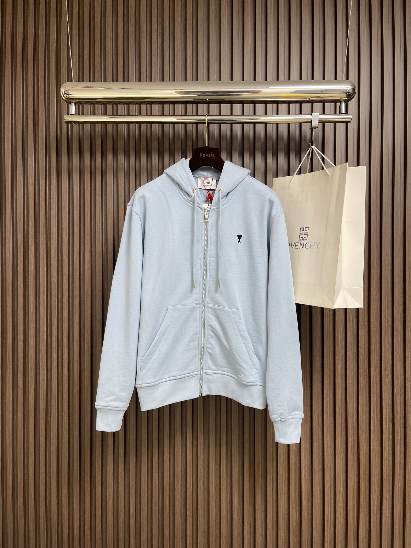 NO:646795,Ami Paris love embroidered zipper sweatshirt jacket. Customized mercerized cotton soft fabric. It feels delicate and comfortable against the skin. It uses unique foggy sea blue as the ink. The diluted deep sea spectrum. The black silk thread dances on the chest with love embroidery. The French romantic code is engraved on the chest. It is the ultimate simplification of color. It also conveys the love and persistence of life. Simplicity controls complexity. Lines are used to outline freedom. The silhouette is free and unbounded. It adopts imported machine embroidery technology.  Advanced computer control systems and precision mechanical components are used to realize Ami's love embroidery work with high precision. The lines are smooth and delicate. The fabrics are washed and have a better hand feel. It is not easy to deform, not easy to shrink, not easy to fade, and maintains long-term beauty. Sizes S-XL, hoodie, sweatshirts, jackets & coats, alexander wang19860909Ami Paris 爱心刺绣拉链卫衣外套 定制丝光棉柔织 手感细腻 舒适贴肤 以独特雾海蓝为墨 被稀释的深海光谱 黑色的丝线以爱心刺绣在胸前上翩翩起舞 镌刻法式浪漫密码 是色彩的极致简化 更是传递出对生活的热爱与执着 以简驭繁 用线条勾勒自在 廓形之上 自在无界 采用进口机刺绣工艺 使用先进的计算机控制系统和精密的机械部件 实现Ami 爱心刺绣作业 精度高 线条流畅而细腻 面料都经过浇洗 手感质感更佳 不易变形 不易缩水 不易褪色 保持长久的美观.尺码S-XL,,hoodie,sweatshirts,jackets & coats,alexander wang,Men's clothing