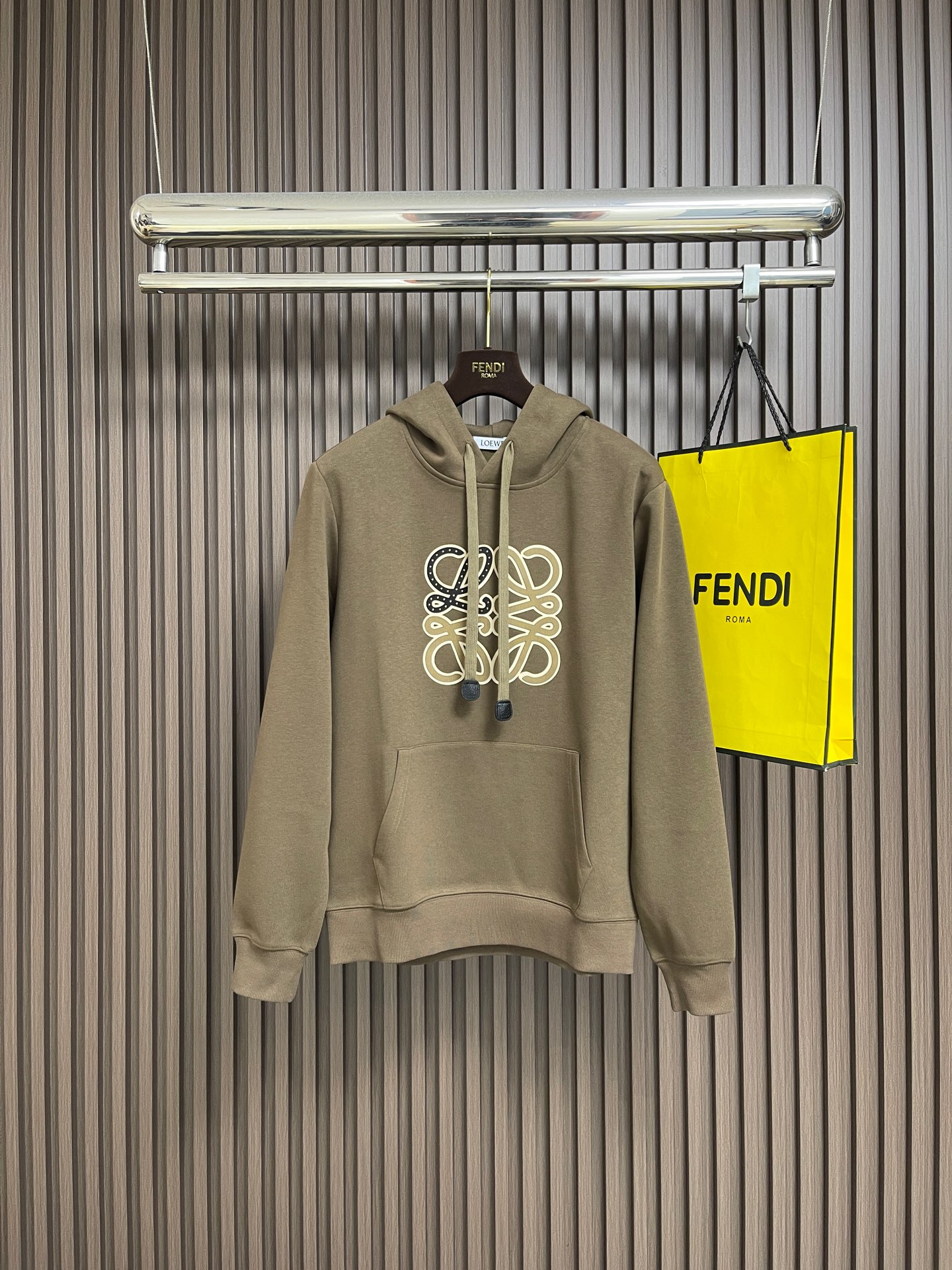 NO:646831,Loewe printed hooded sweatshirt, custom-dyed high-count cotton sweatshirt base fabric, as delicate as silk, comfortable and close to the skin, with deep and restrained colors as the main tone, like a clear spring in a quiet forest, eye-catching LOEWE printing as an embellishment, declaring the brand's nobility with bold design, instantly becoming the focus of the visual, showing luxurious style, imported starch discharge printing. Use discharge agent to print on the dyed fabric, destroy the dye, and form a pattern printing process.  Colorful patterns are printed at the same time as discharge dyeing. The lines are clear and the patterns are fine. The color fastness is strong and the fabrics have been washed. The texture is better. Not easy to deform, not easy to shrink, not easy to fade. Maintain long-term beauty. Sizes M-3XL. Size M, length 67, chest 112, shoulder width 42.7, size L, length 68, chest 116, shoulder width 43.9, size XL, length 69, chest 120.  Shoulder width 45.1 2XL length 70 Chest 124 Shoulder width 46.3 3XL length 71 Chest 128 Shoulder width 47.5,,loewe,hoodie,sweatshirts,hats,alexander wang19860909Loewe 印花连帽卫衣,定染高支全棉卫衣基布 细腻如丝 舒适贴肤 以深沉而内敛的色系为主调 宛如静谧森林中一泓清泉 醒目的LOEWE印花作点缀 以大胆的设计宣告着品牌的尊贵 瞬间成为视觉焦点 尽显奢华风范,进口浆彩拔印花 用拔染剂印在已经染色的织物上 将染料破坏 形成花纹的印花工艺 在拔染的同时印上彩色图案 线条清晰 图案精细 色牢度强,面料都经过浇洗 手感质感更佳 不易变形 不易缩水 不易褪色 保持长久的美观 尺码M-3XL M码衣长67 胸围112 肩宽42.7 L码 衣长68 胸围116 肩宽43.9 XL码 衣长69 胸围120 肩宽45.1 2XL码 衣长70 胸围124 肩宽46.3 3XL码 衣长71 胸围128 肩宽47.5,,loewe,hoodie,sweatshirts,hats,alexander wang,Men's clothing