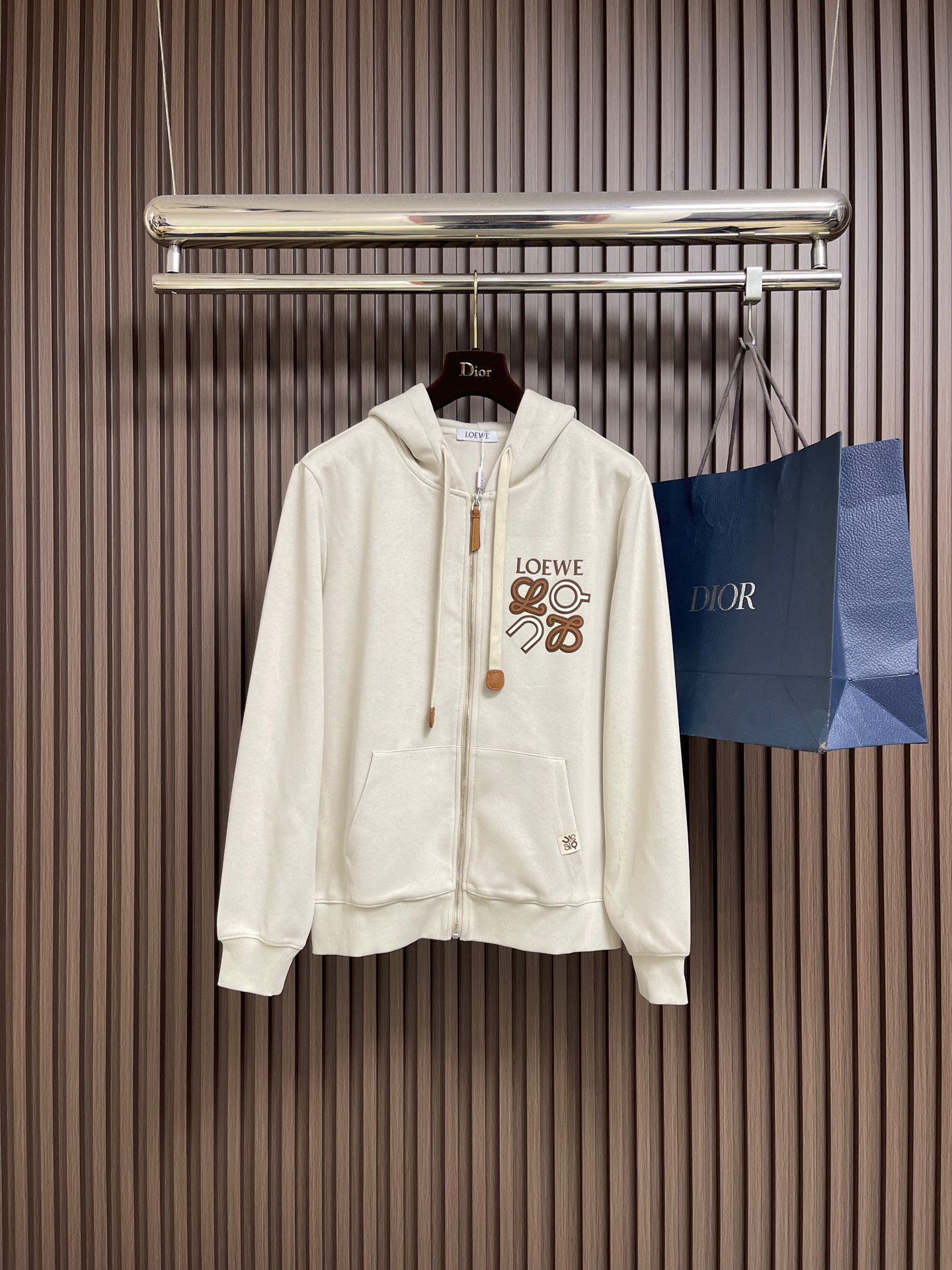 NO:600125,Complete set of Loewe 2025SS long-sleeved hooded zipper sweatshirt and sweatpants set, made of stretch cotton fabric, soft and waxy to the touch!  Delicate texture, non-marking, dust-proof and iron-free, three-dimensional and stylish, top-notch dressing enjoyment. Create a unique sense of fashion, a combination of classic and fashionable fashion, and high-end luxury items with obvious performance!  It can be worn alone as an inner layer. The simple and classic sports sweatpants look is matched with the high-tech custom-dyed fabric developed by the brand. The fabric has a certain stiffness, silky feel, is breathable and sweat-absorbent and is very comfortable. Sizes M-3XL, loewe, hoodie, sweatshirts, hats, alexander wang19860909整套 Loewe 2025SS长袖连帽拉链卫衣卫裤套装,弹力纯棉棉面料,手感软糯！质感细腻,无痕防尘免烫立体有型,顶级的穿衣享受.打造别具一格的时尚韵味感,经典与时髦的时尚结合,搭配性能显而易见的高奢单品！内搭单穿都完全没问题简约经典的运动卫裤造型,感搭配品牌研发高科技订染面料材质面料有一定的挺度丝滑感透气吸汗同时非常舒适.尺码M-3XL,,loewe,hoodie,sweatshirts,hats,alexander wang,Men's clothing