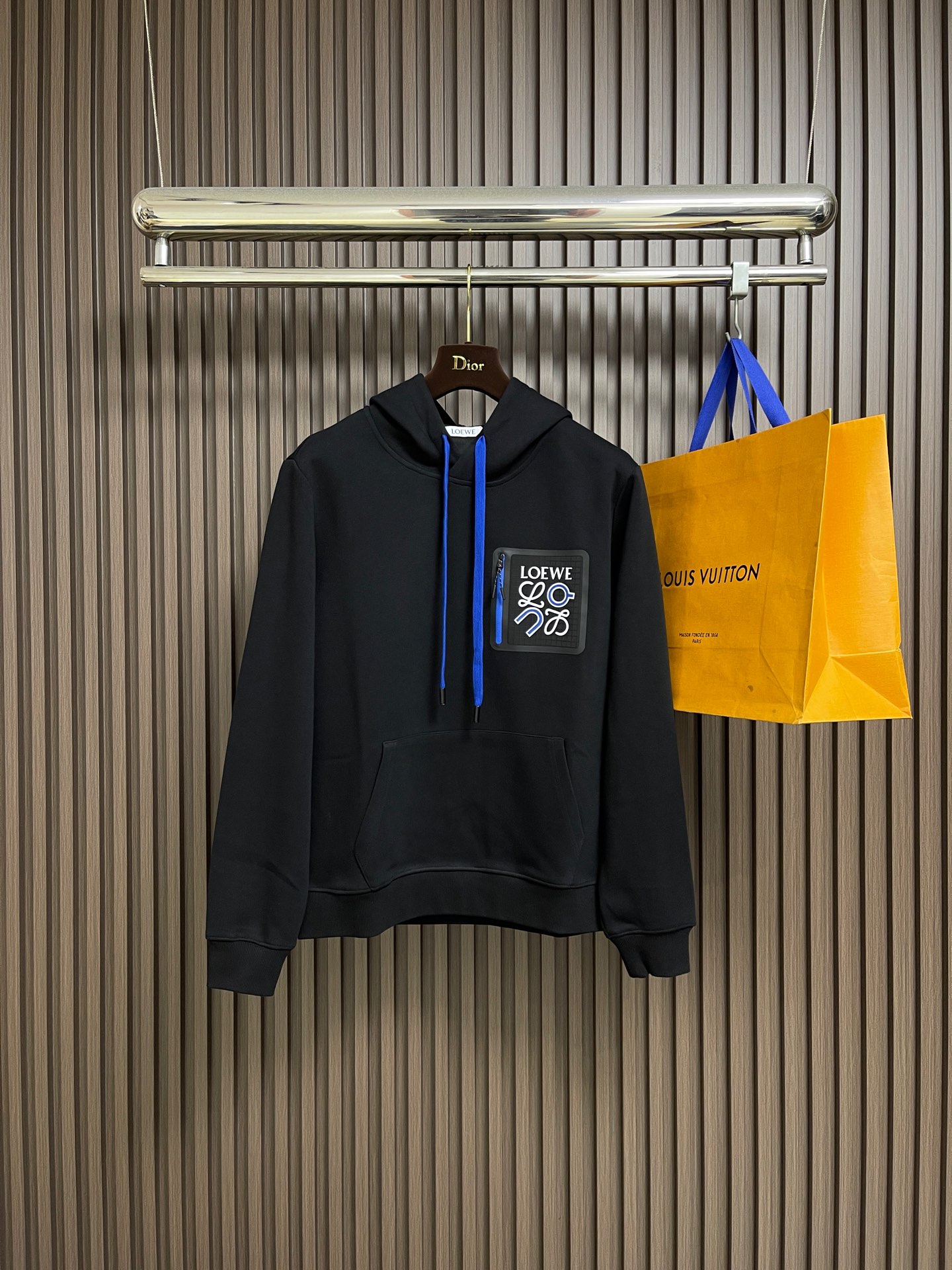 NO:646837,Complete set of Loewe 2025fw new autumn and winter micro-label drawstring hooded sweatshirt and sweatpants set. Warm, comfortable and easy to wear in autumn and winter. Stiff and stylish. The hooded pullover sweatshirt is oversized and wide style. It is easy to put on and take off. It is loose and relaxed. It adds youthful vitality to the overall look. Sizes M-3XL,,loewe,versace,hoodie,sweatshirts,hats,alexander wang19860909整套 Loewe 2025fw秋冬新款 微标抽绳连帽卫衣卫裤套装 秋冬保暖舒适好穿 挺括有型 连帽套头卫衣版型 oversized宽大风格穿脱方便 松髦松弛 为整体造型增添了青春活力 尺码M-3XL,,loewe,versace,hoodie,sweatshirts,hats,alexander wang,Men's clothing